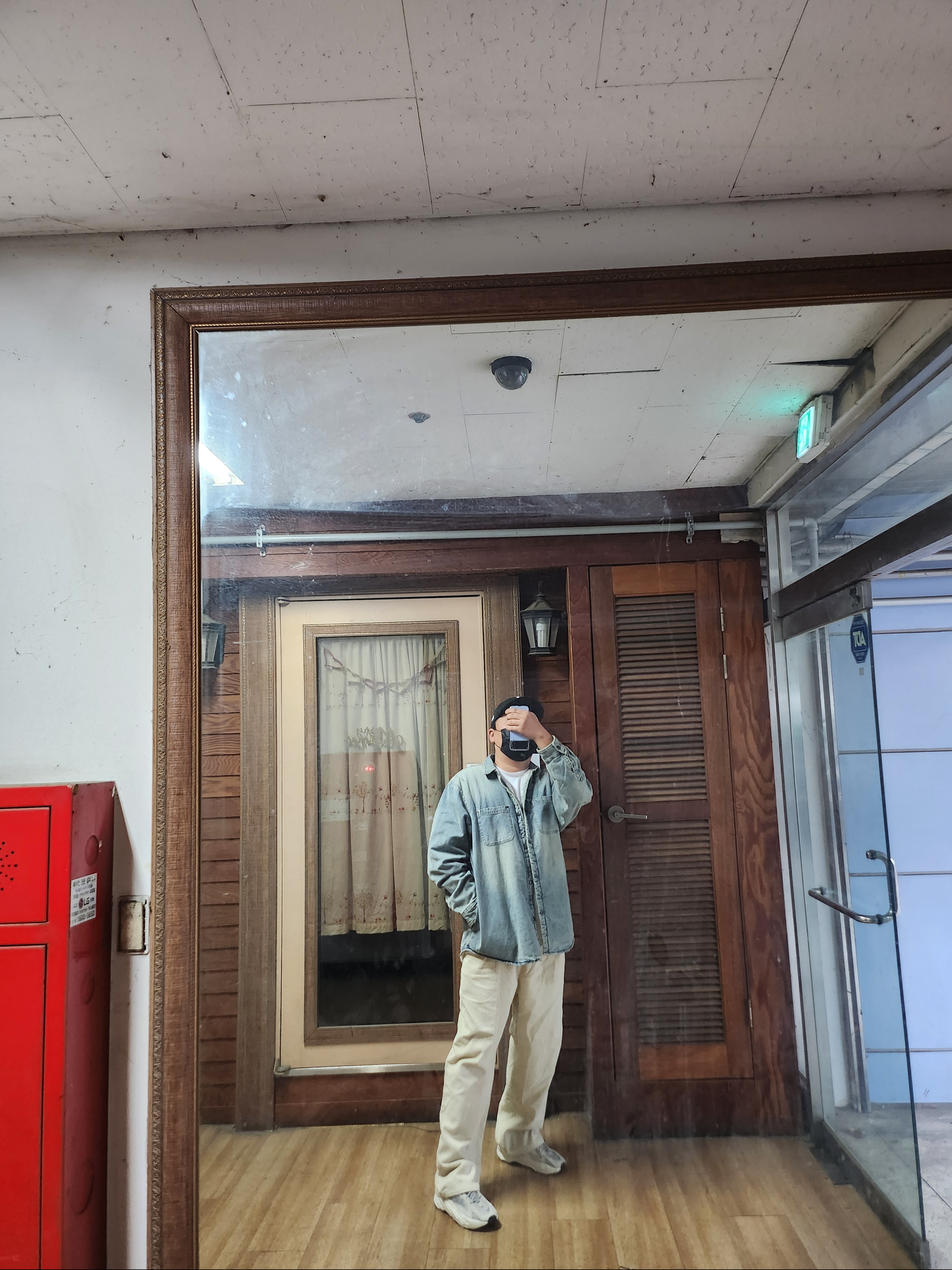 Supreme Faux Shearling Lined Work Shirt Washed Indigo Denim - 24FW, Adidas Yeezy Boost 700 V2 Static 2022 착용 스타일 - 1