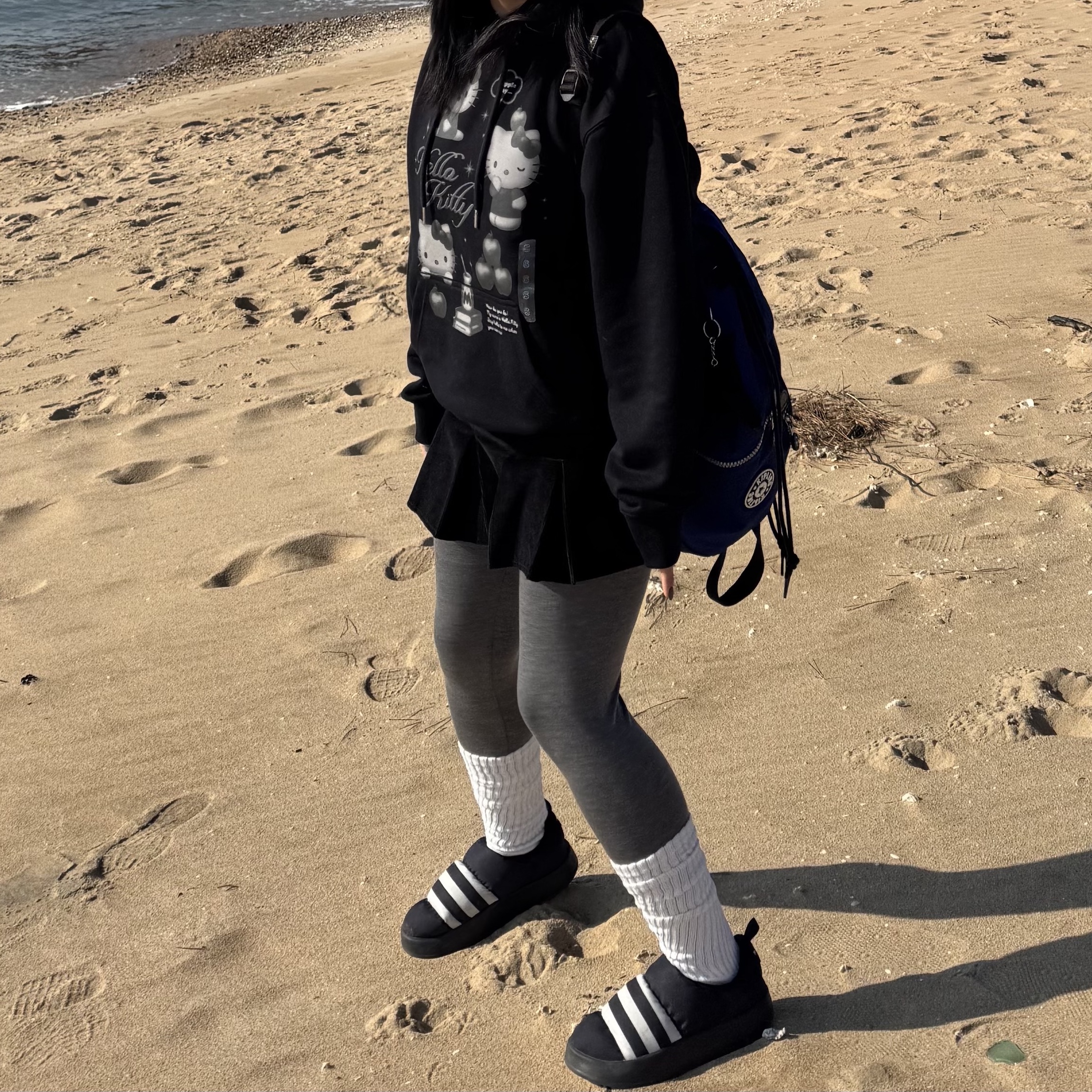 Adidas Puffylette Core Black, Spao x Hello Kitty Hooded Pullover Black 착용 스타일