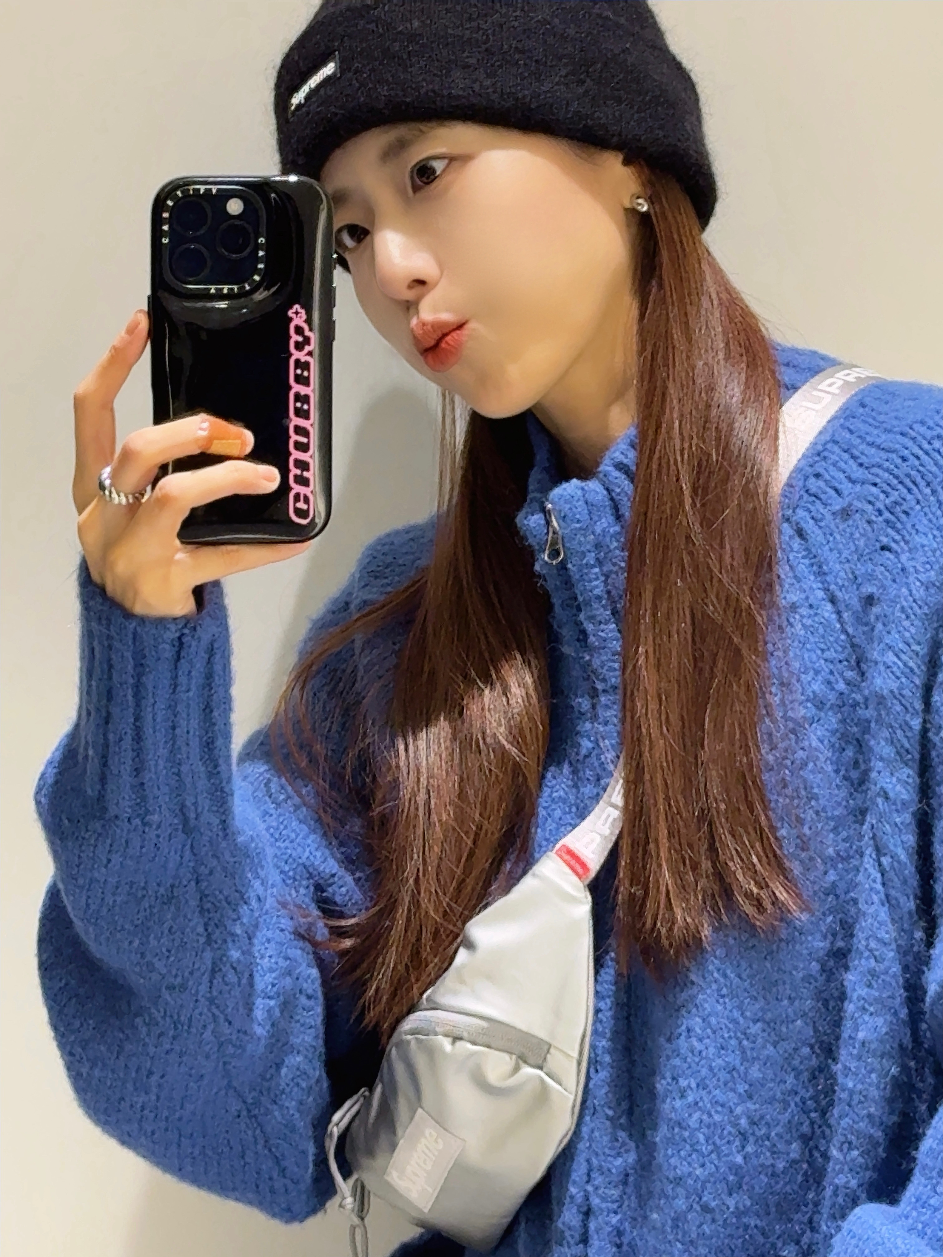 Supreme Mohair Beanie Black - 23FW, Supreme Small Waist Bag Silver - 22FW 착용 스타일 - 1