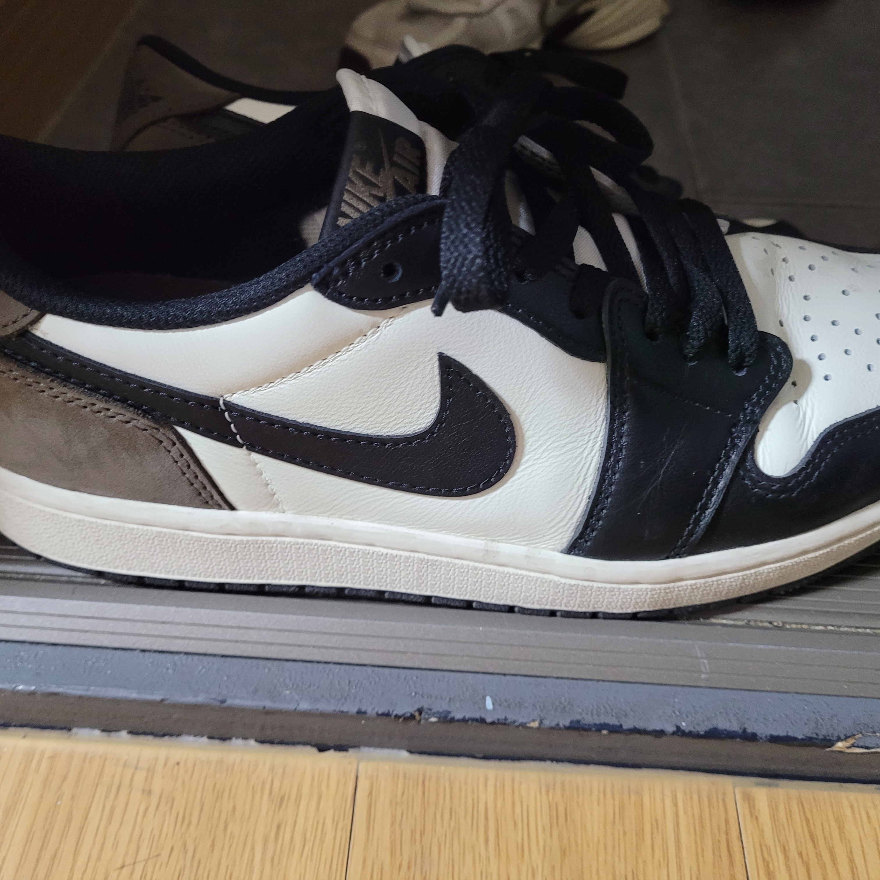 Jordan 1 Retro Low OG Mocha 착용 스타일 - 1
