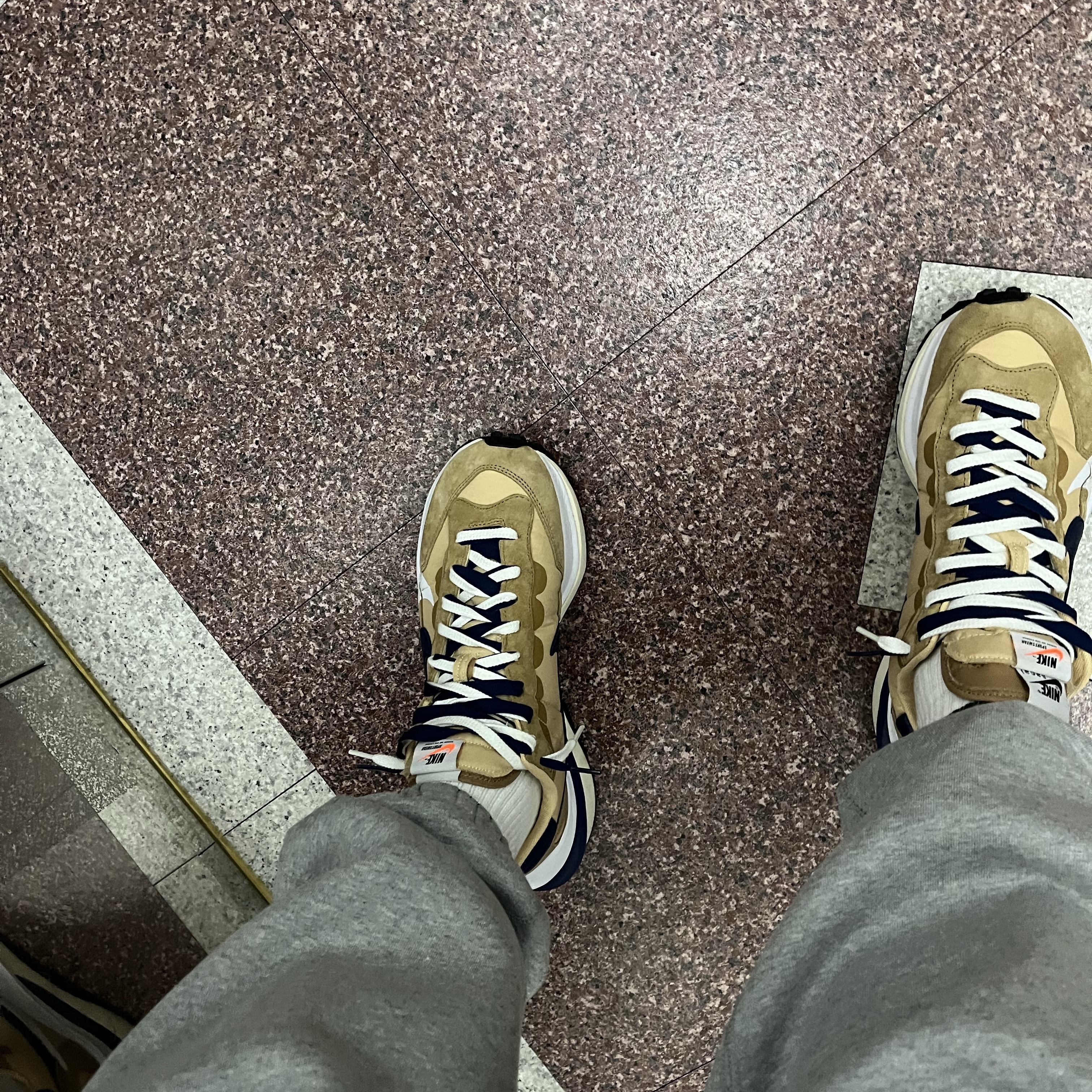 Nike x Sacai VaporWaffle Sesame and Blue Void 착용 스타일