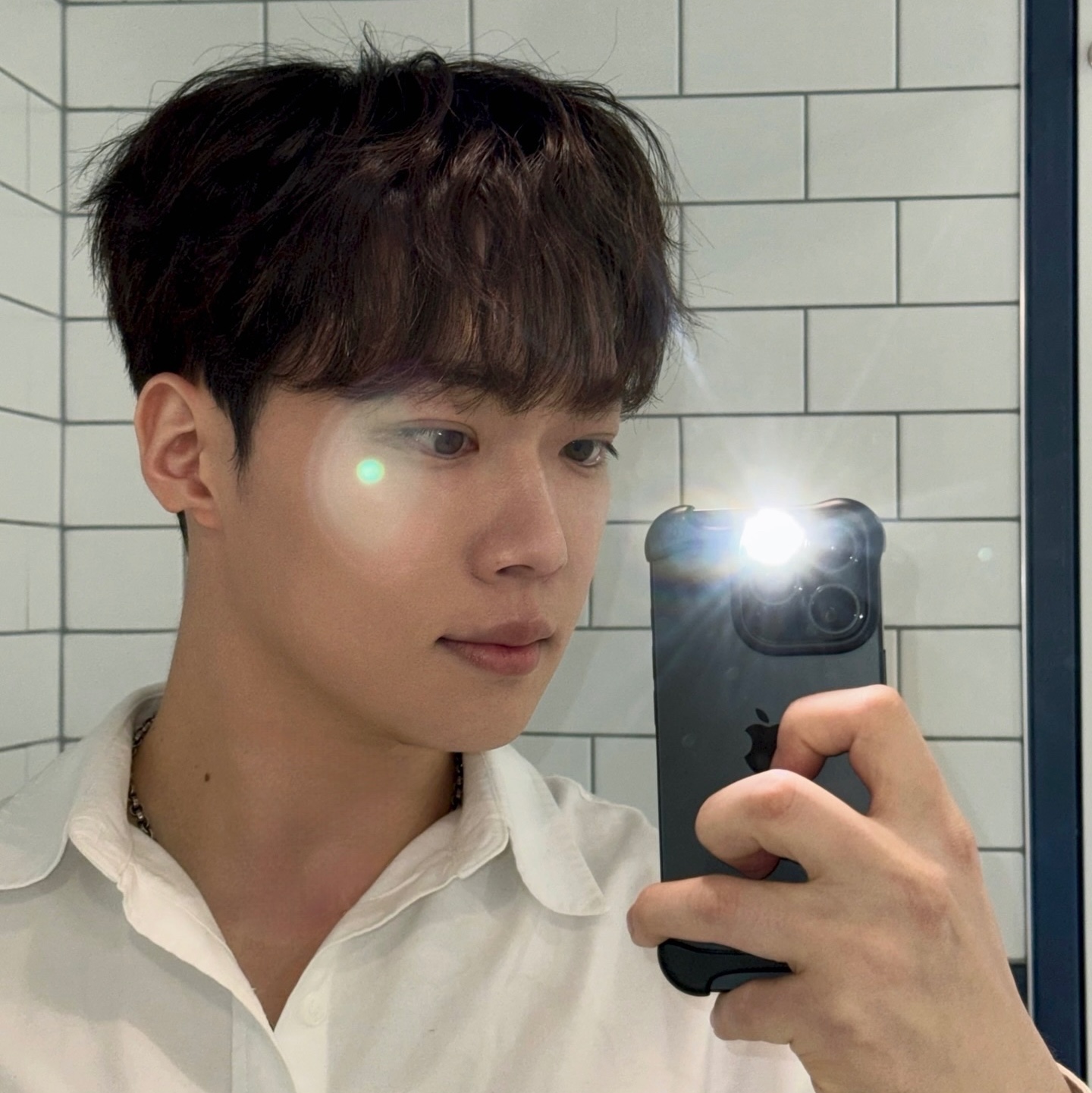 Arc Pulse iPhone 16 Pro Max Matte Black 착용 스타일