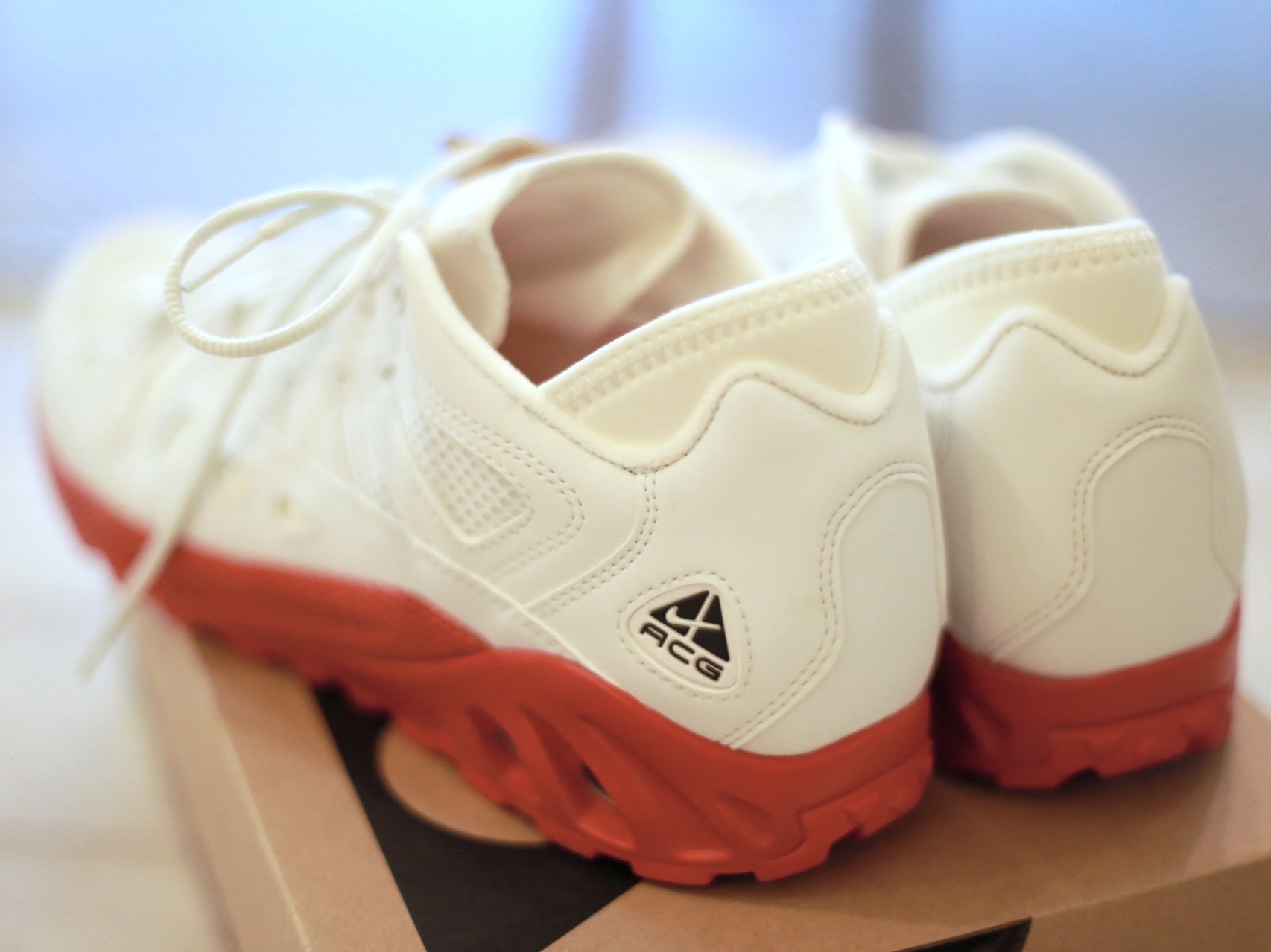 Nike ACG Air Exploraid Summit White University Red 착용 스타일 - 3