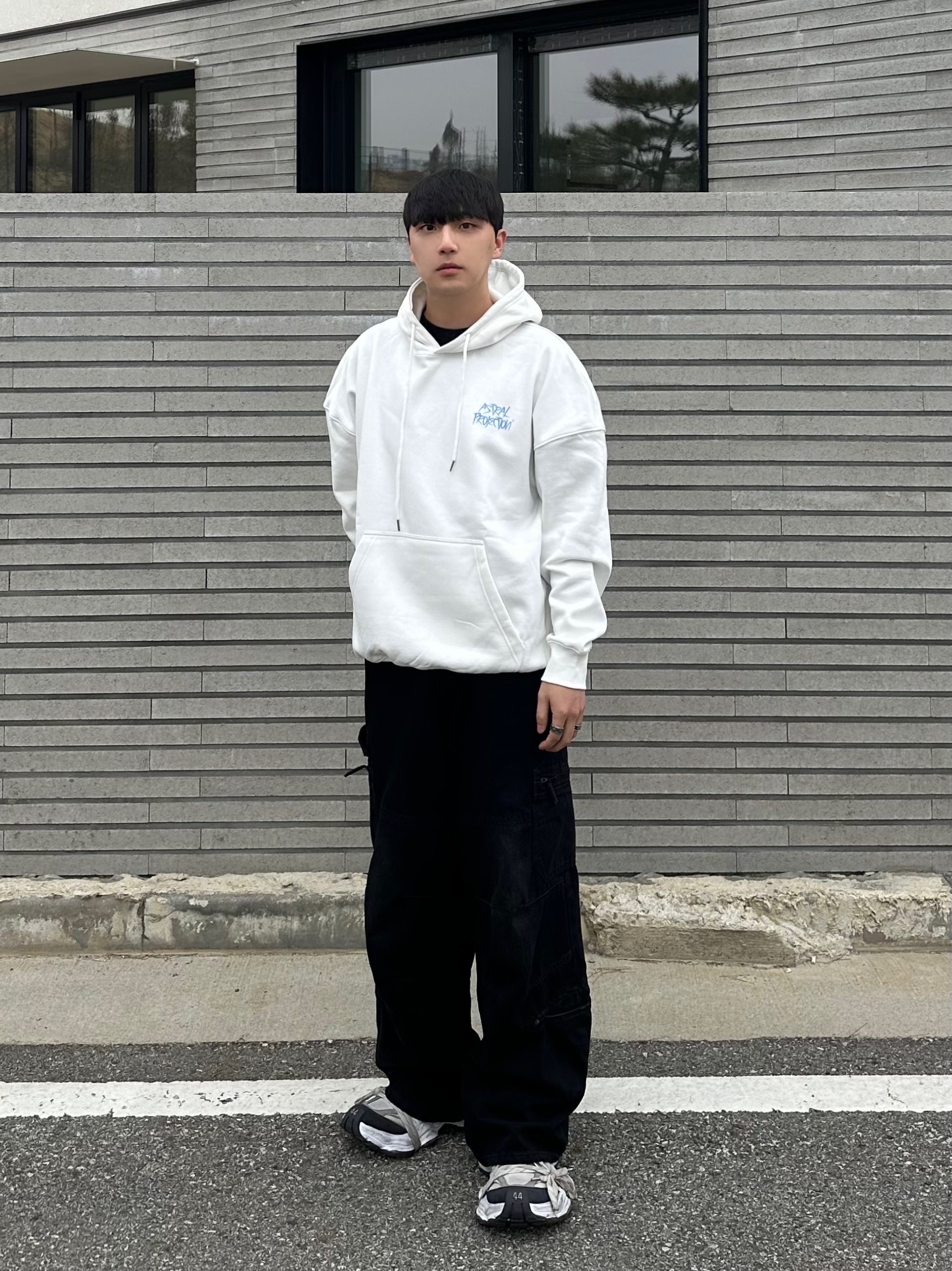 Balenciaga Cargo Sneakers White Grey 착용 스타일