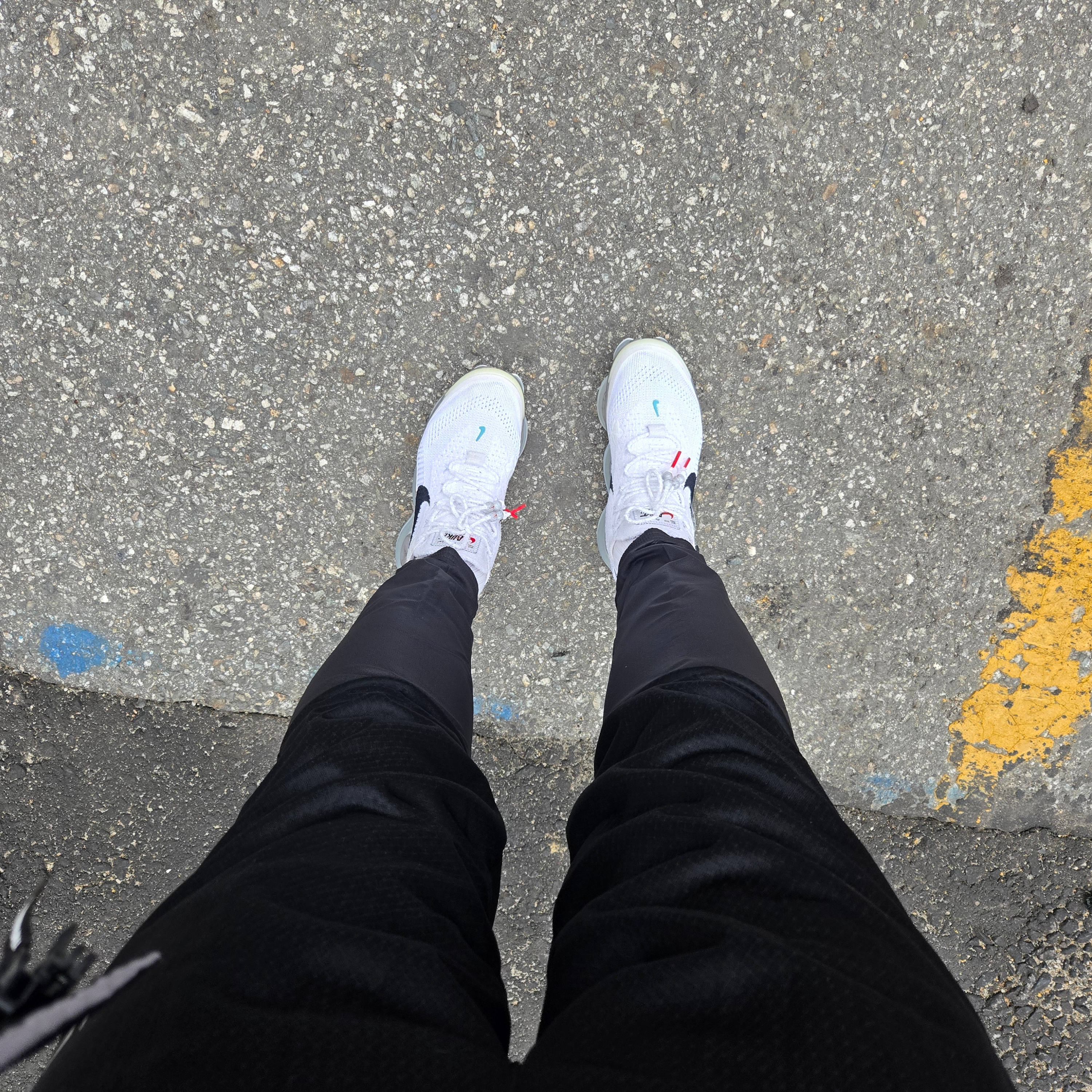 Nike Air Max Scorpion Flyknit Summit White 착용 스타일 - 1