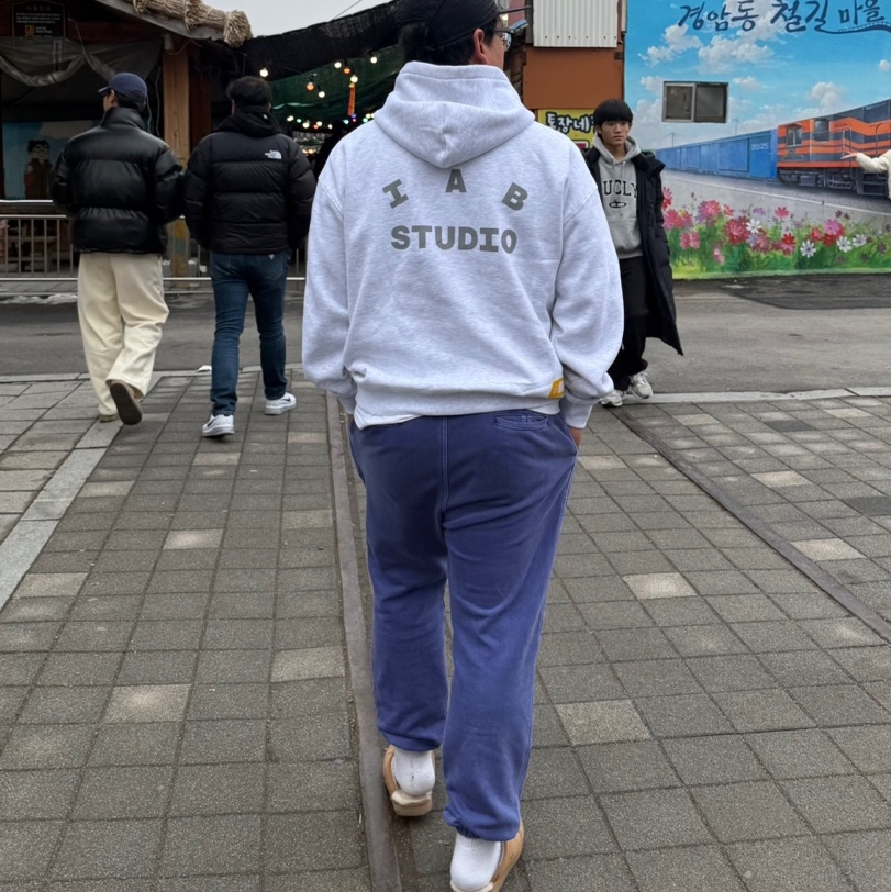 IAB Studio Hoodie Light Gray, Y-3 Dad Cap Black 착용 스타일