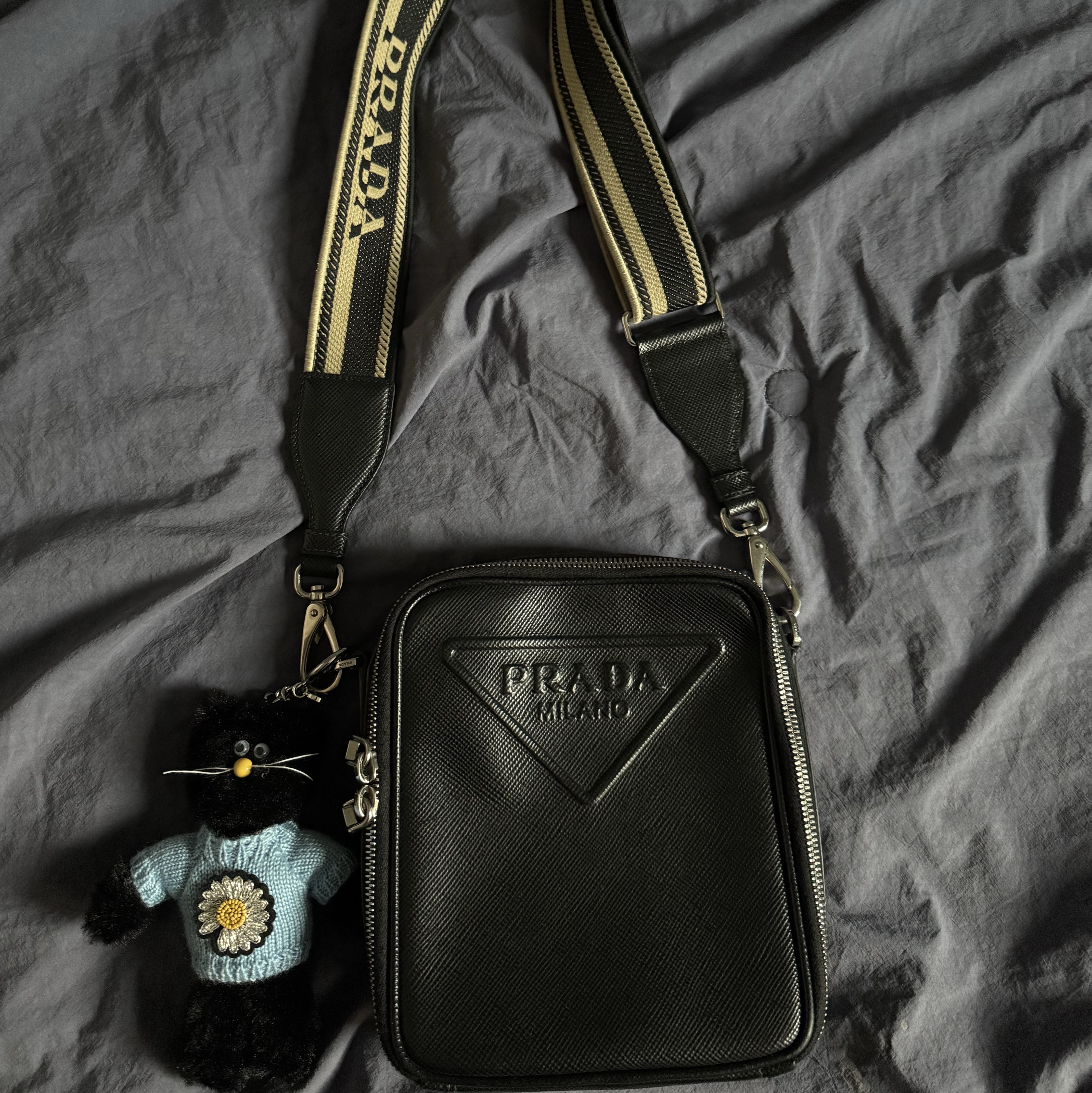 Monamhee x Peaceminusone Daihee Plush Keyring, Prada Saffiano Leather Shoulder Bag Black 착용 스타일