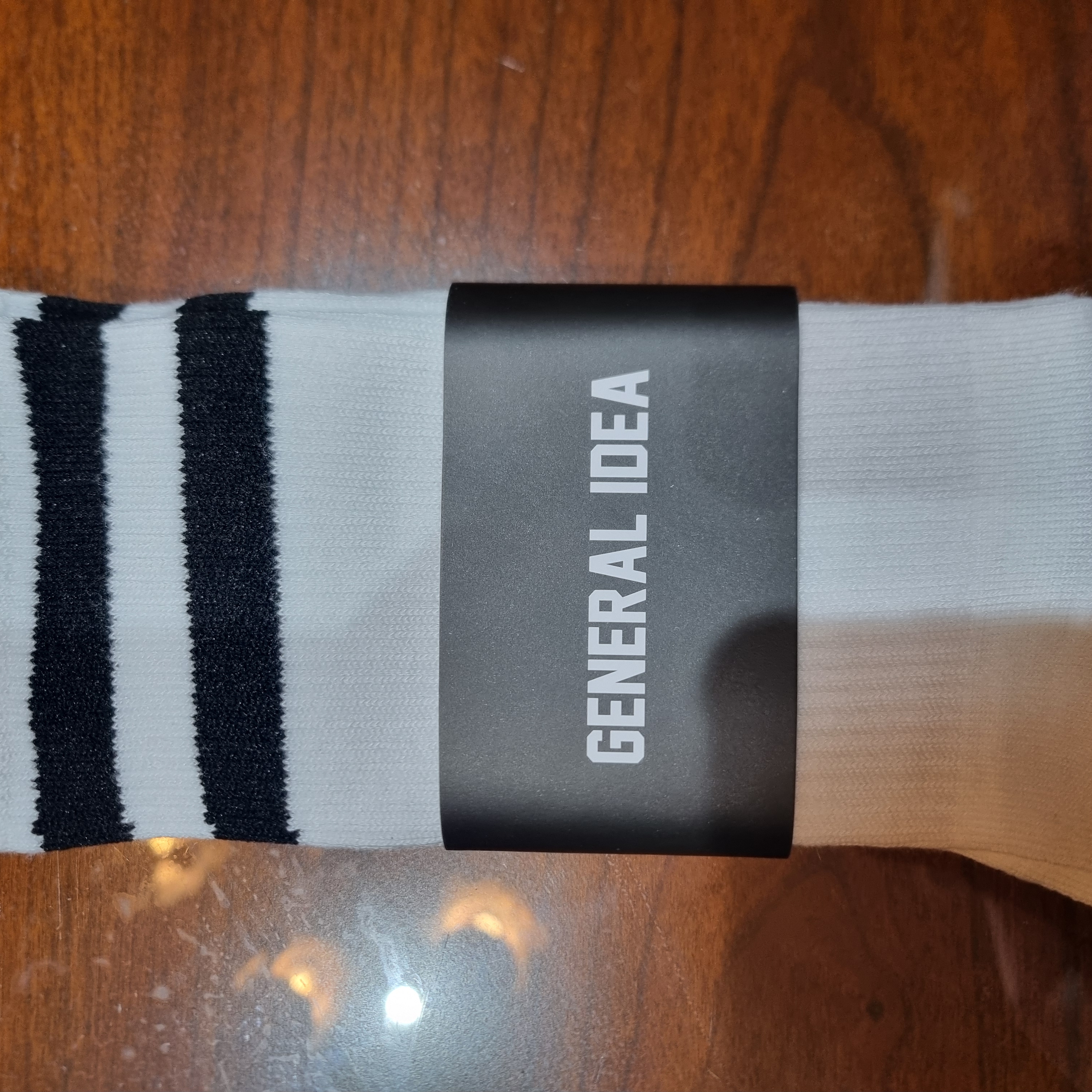 General Idea Unisex Board Crew Socks White 착용 스타일 - 2