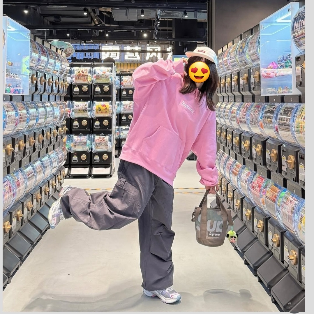 Supreme Box Logo Hooded Sweatshirt Dusty Pink - 24FW, Supreme Lasered Denim Camp Cap White - 24FW 착용 스타일 - 1