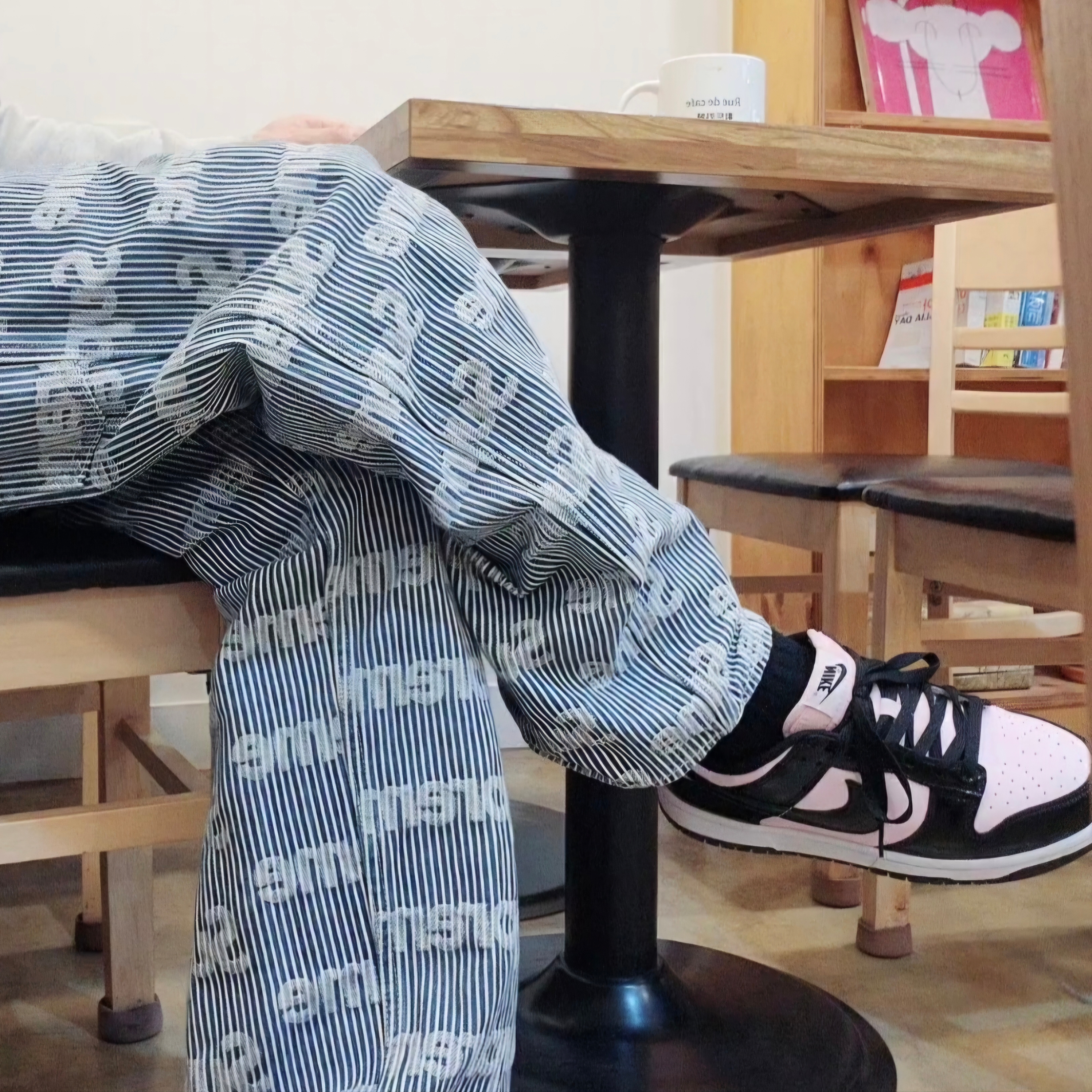 Balenciaga Swift Oval Sunglasses Silver, (W) Nike Dunk Low Essential Pink Foam Black 착용 스타일 - 4