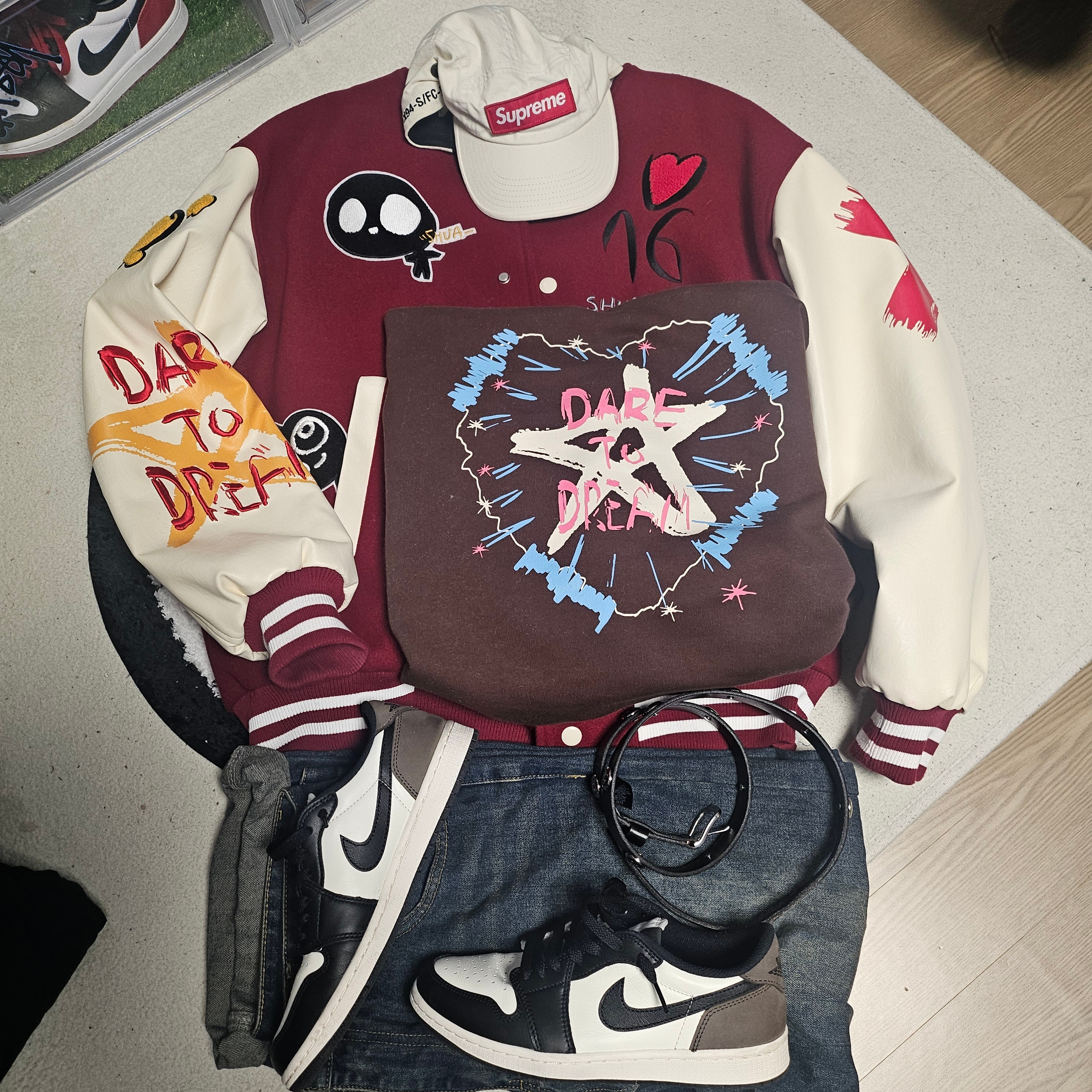 Jordan 1 Retro Low OG Mocha, Yeezy Gap Engineered By Balenciaga Dove Long Sleeve T-Shirt Black 착용 스타일 - 5