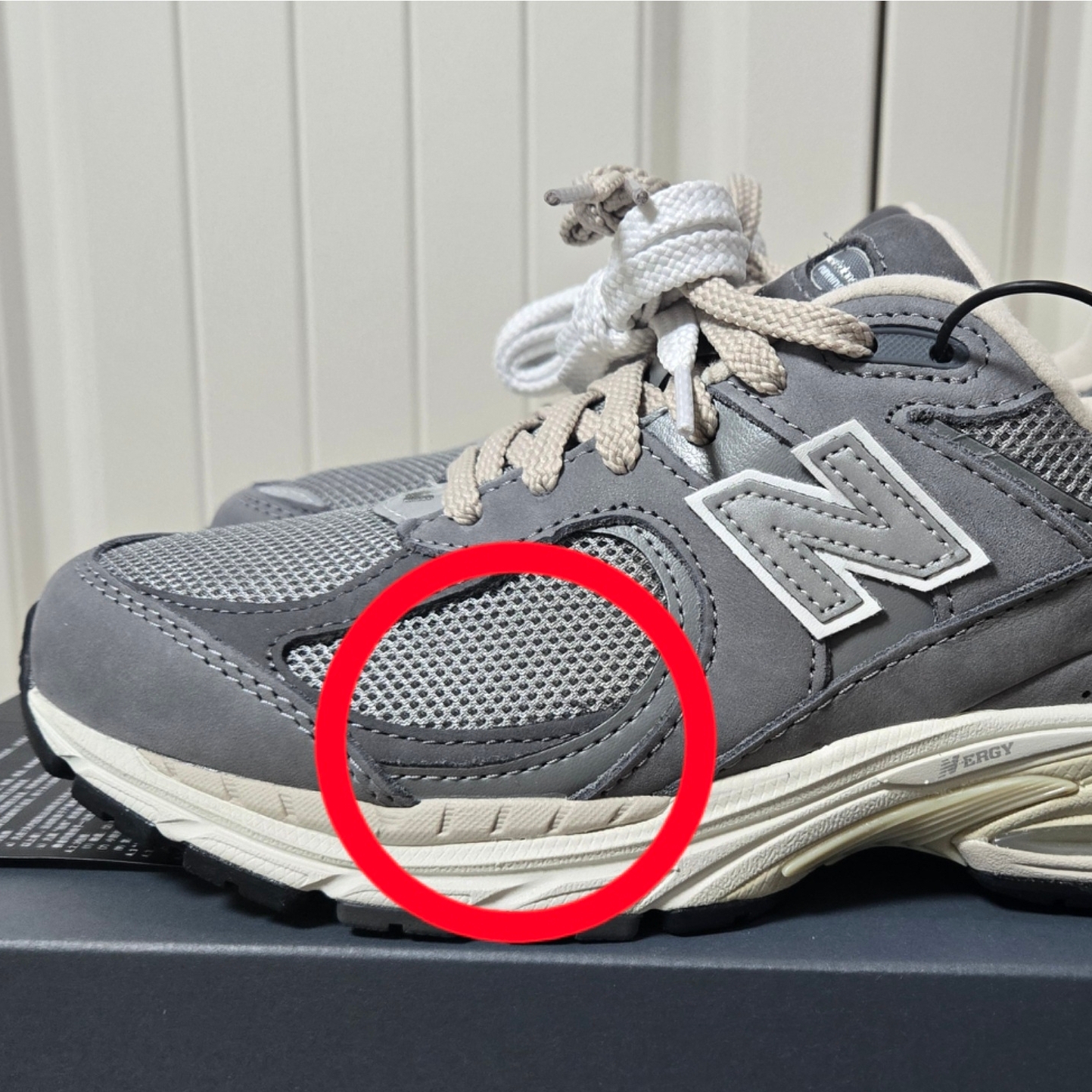 New Balance 2002R Premium Vintage Grey 착용 스타일 - 2