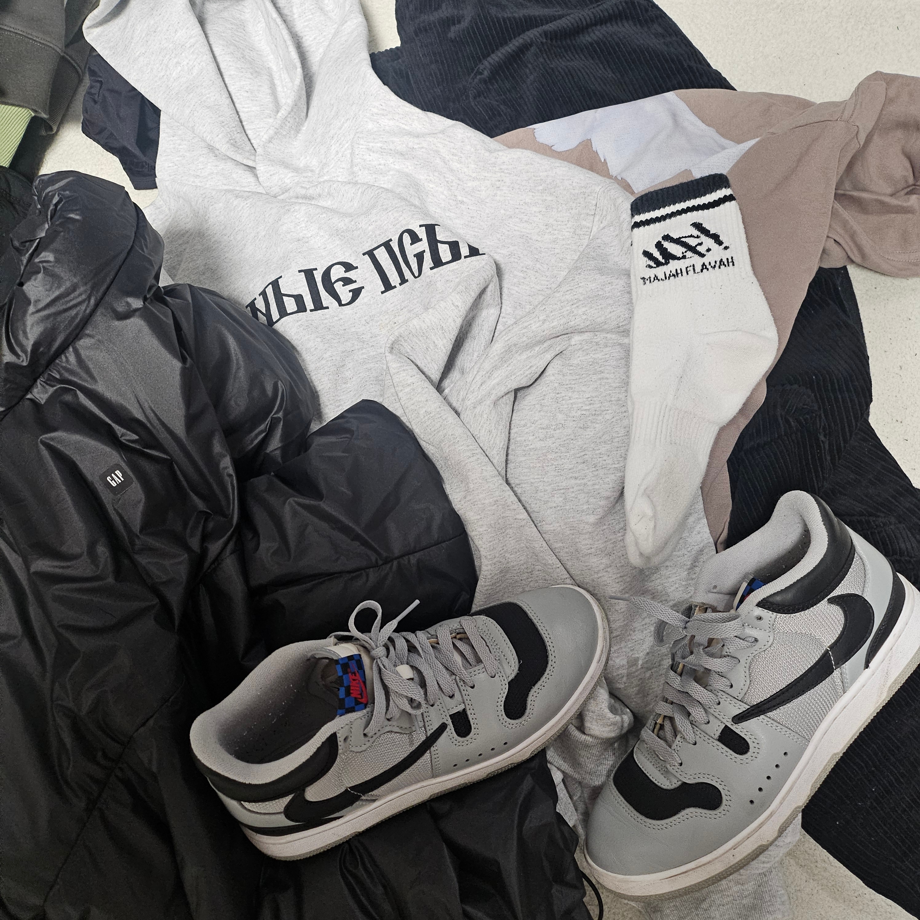 Yeezy Gap Engineered By Balenciaga Dove Long Sleeve T-Shirt Beige, Yeezy Gap Engineered By Balenciaga Mock Neck Pullover Puffer Black 착용 스타일 - 4