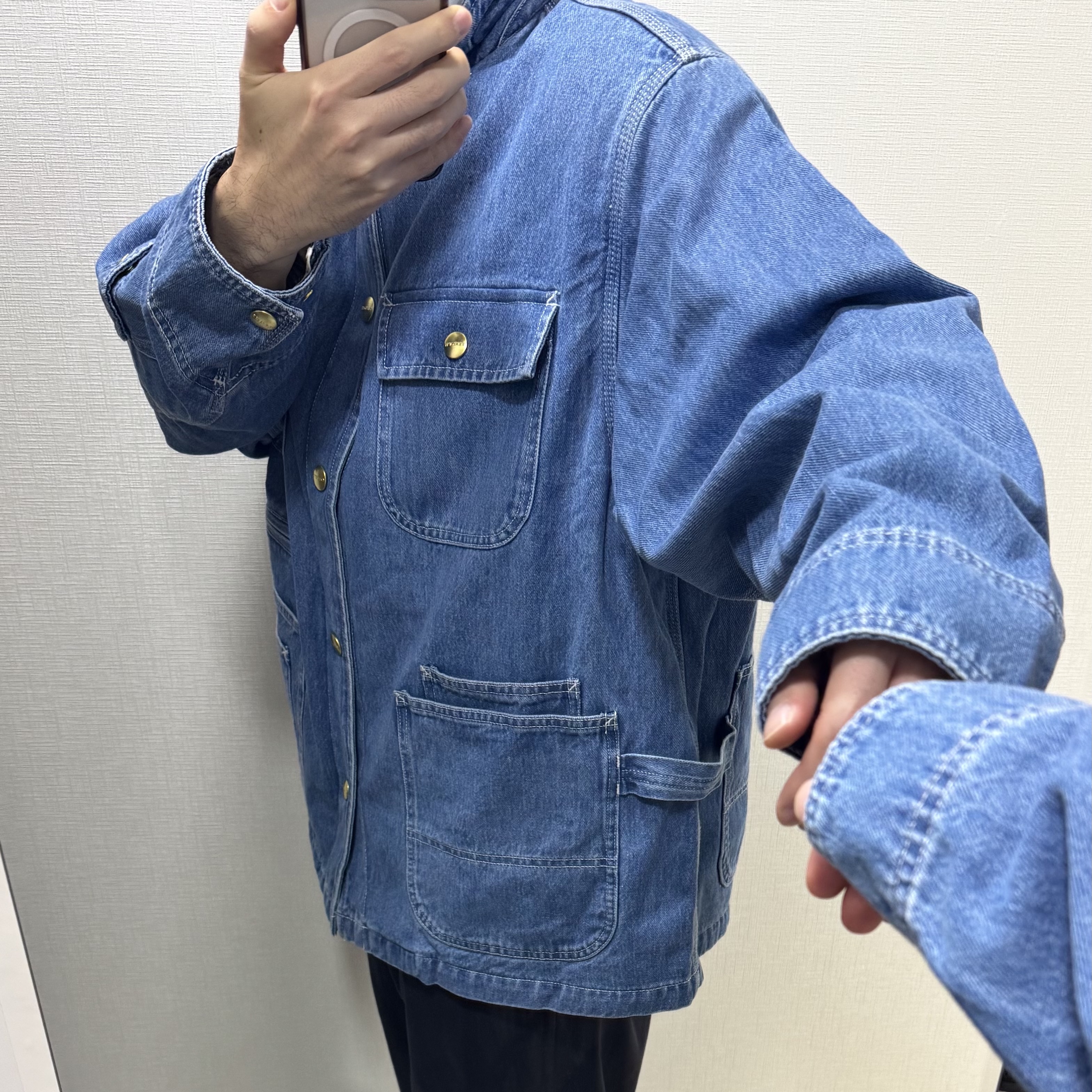 Carhartt WIP x Invincible Denim Chore Coat Max Stone Washed Blue 착용 스타일 - 2