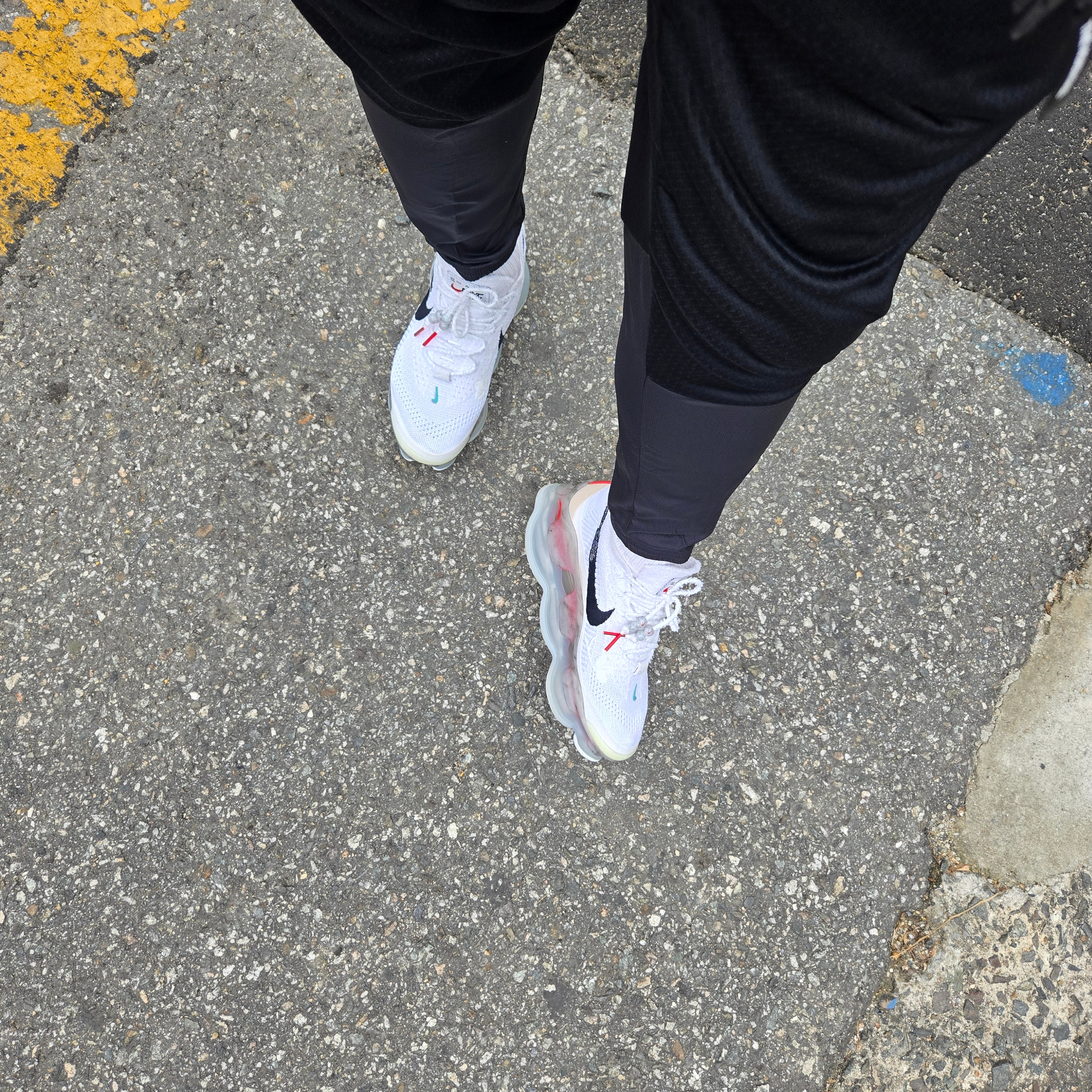 Nike Air Max Scorpion Flyknit Summit White 착용 스타일 - 2