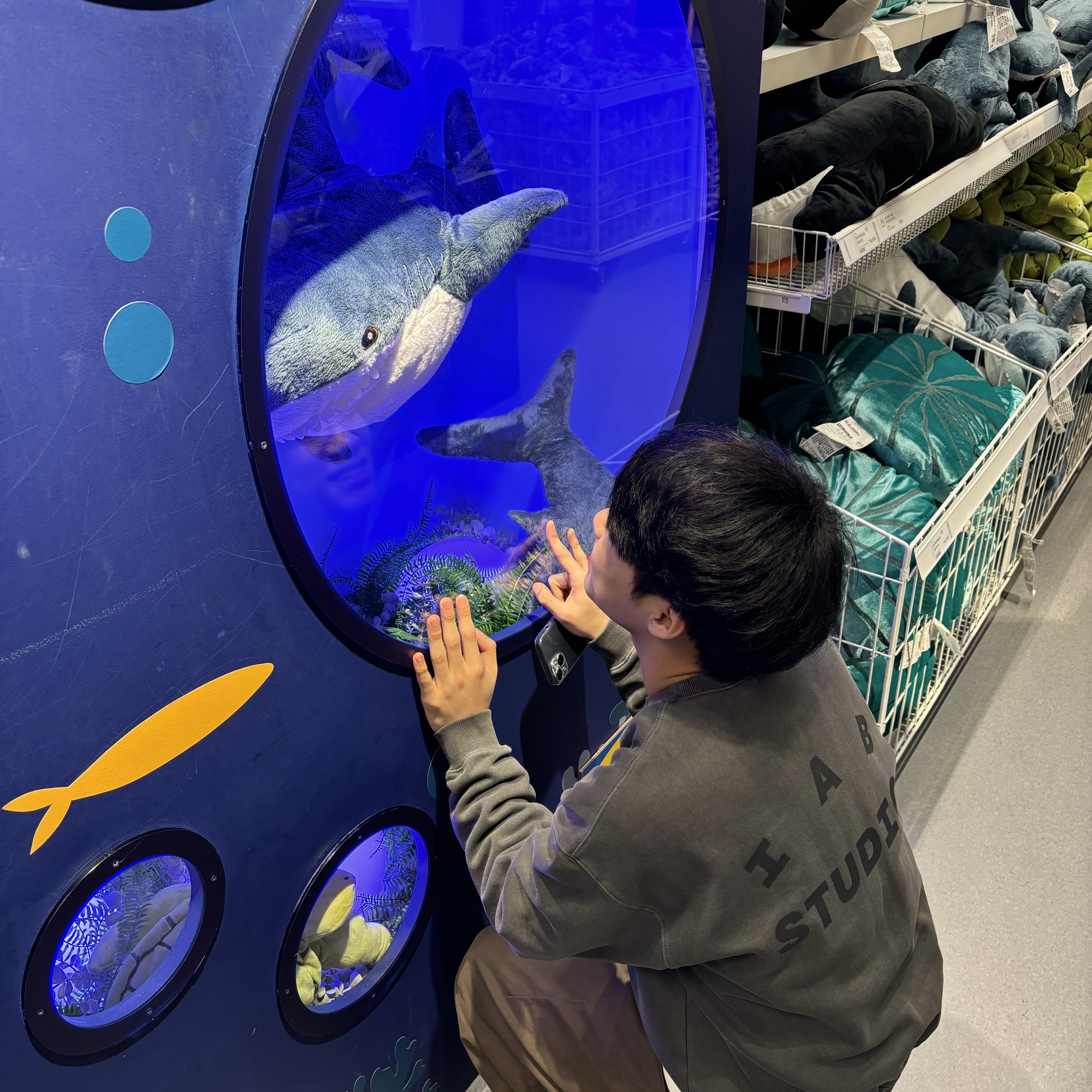 IAB Studio Pigment Sweatshirt & Mini Bag Black 착용 스타일 - 1