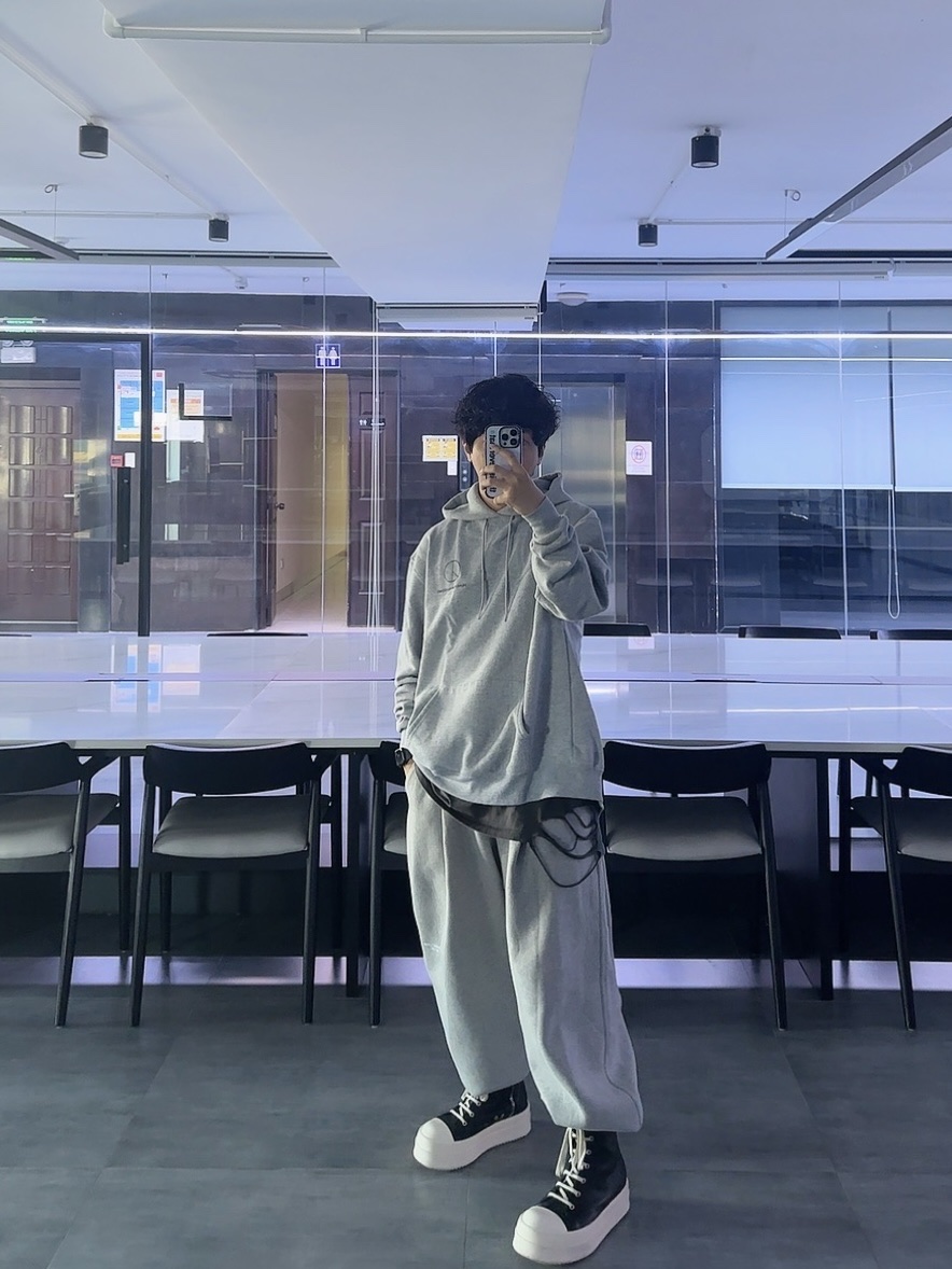 Rick Owens Luxor Mega Bumper Sneakers Black Milk, Undermycar Mu.03 Anti Fxxking Logo Play Oversized Sweat Jogger Melange Gray 착용 스타일