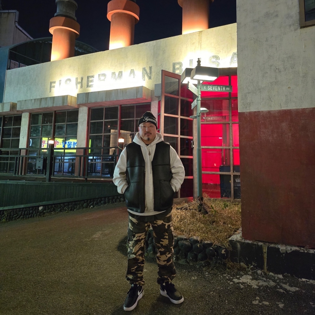 Supreme x New Era Script Beanie Black - 24FW, Supreme Reversible Faux Shearling Vest Black - 24FW 착용 스타일