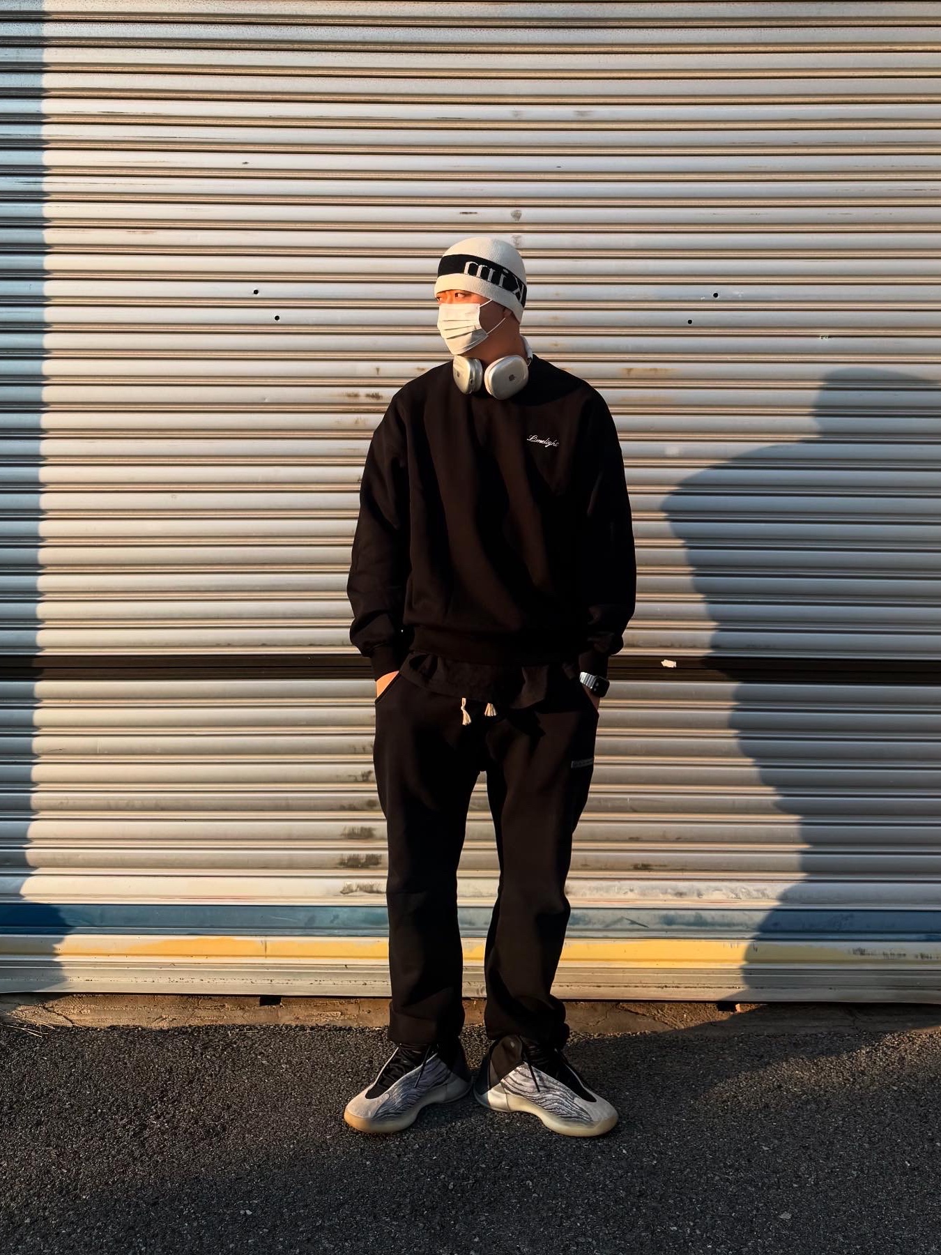 Adidas Yeezy QNTM Lifestyle, Matin Kim Logo Jacquard Short Beanie White 착용 스타일 - 5