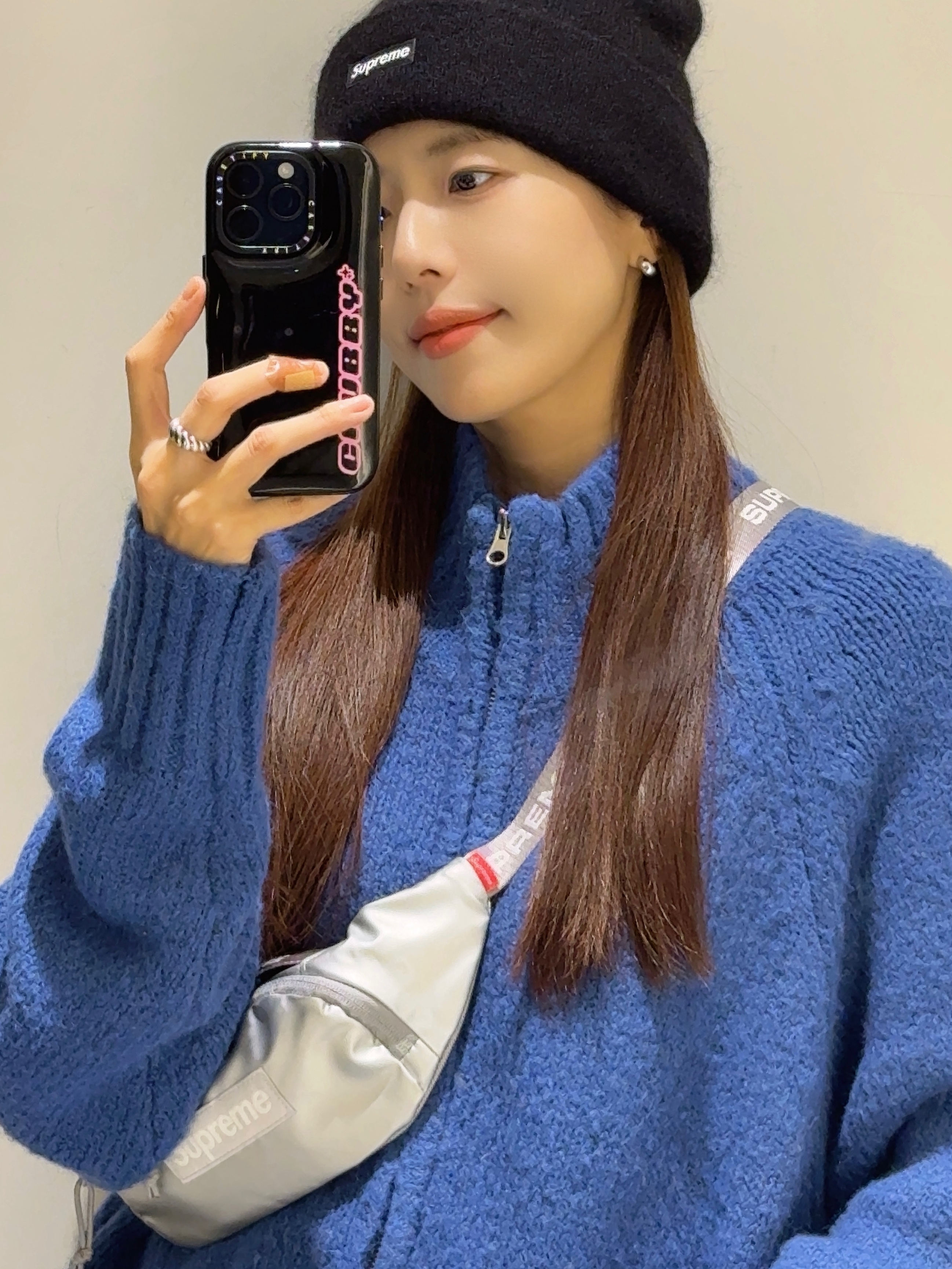 Supreme Mohair Beanie Black - 23FW, Supreme Small Waist Bag Silver - 22FW 착용 스타일 - 2