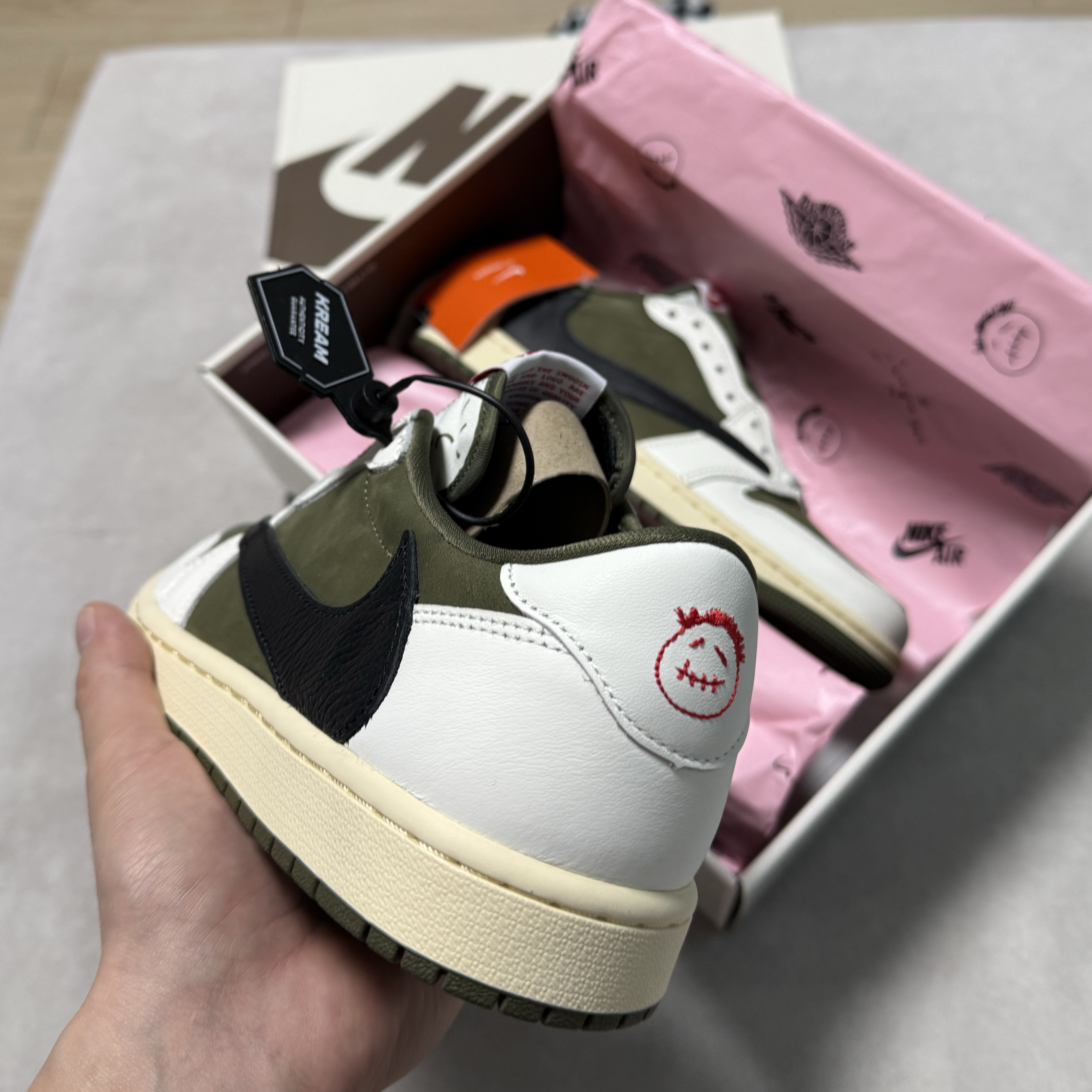 Jordan 1 x Travis Scott Retro Low OG SP Reverse Olive 착용 스타일