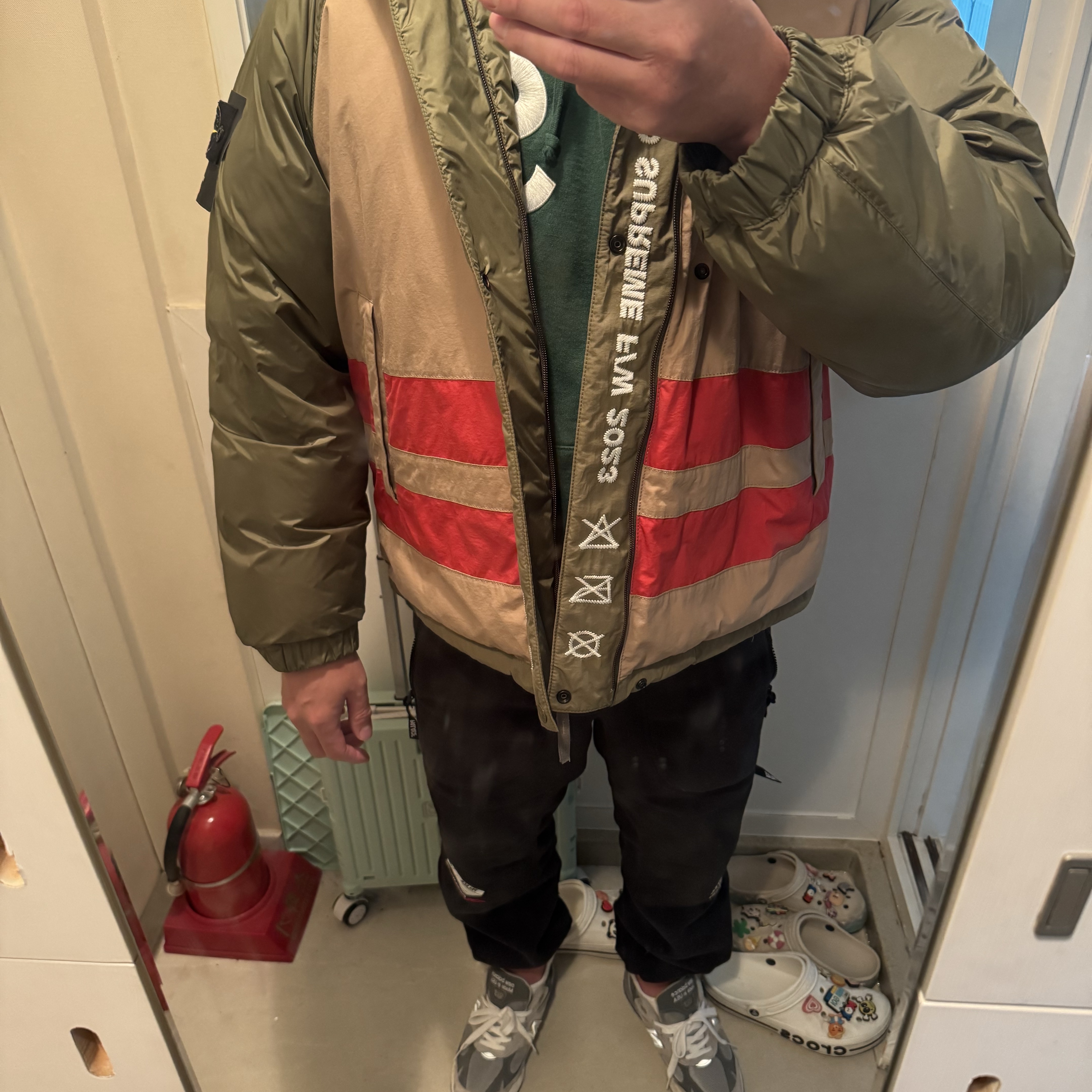 Supreme x Stone Island Reversible Down Puffer Jacket Olive - 23FW, Palace Polartec Double Zip Jogger Black - 22FW 착용 스타일