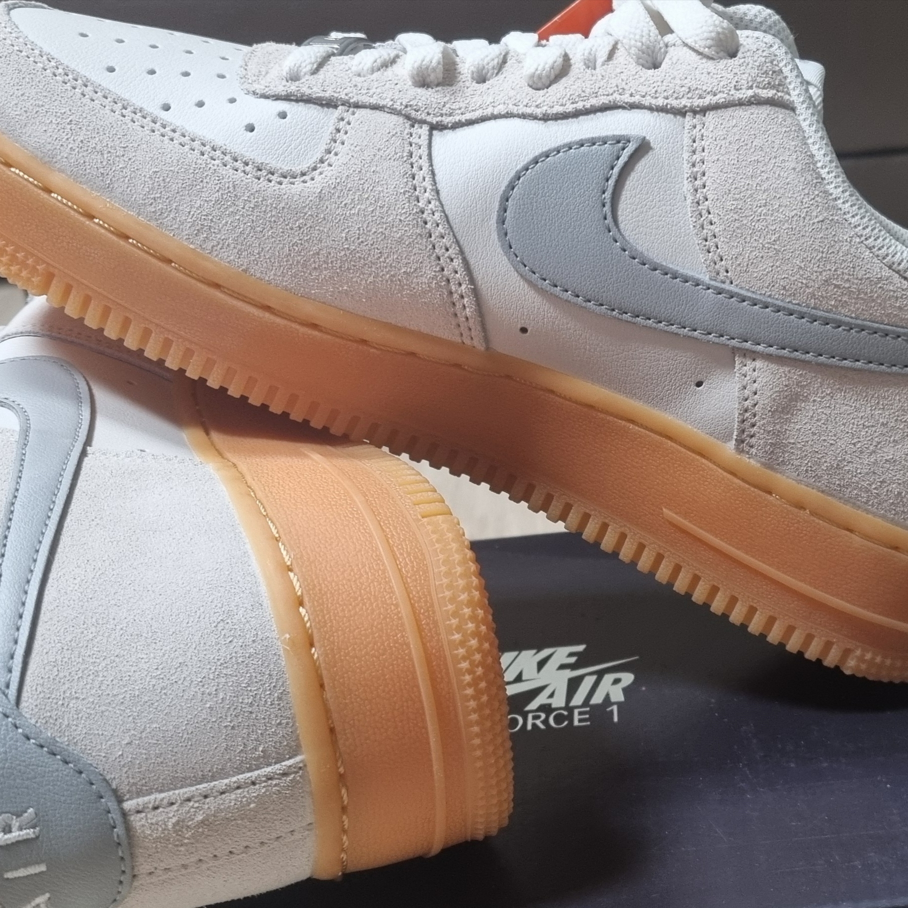 Nike Air Force 1 '07 LV8 Phantom Light Smoke Gum 착용 스타일 - 1