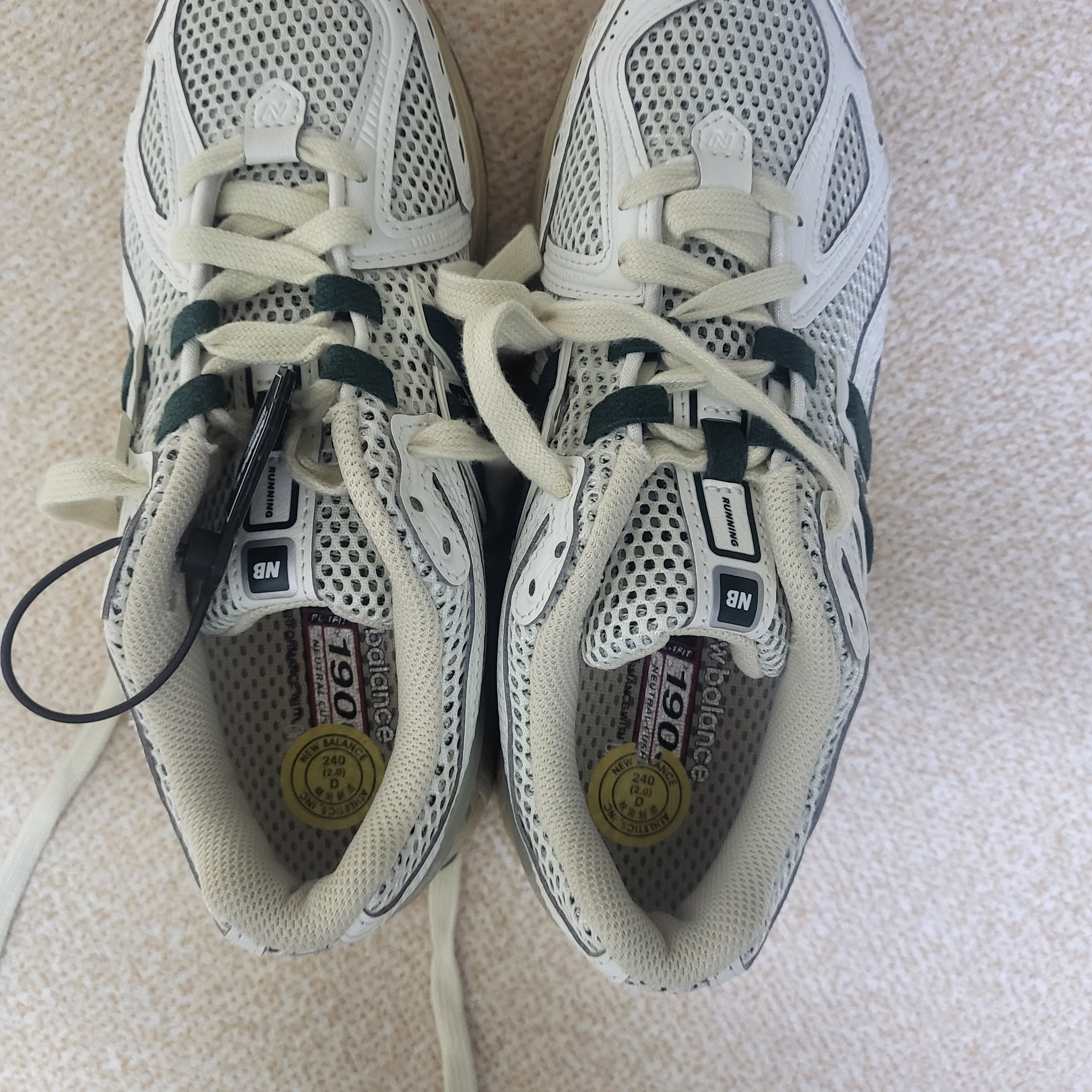 New Balance 1906R Silver Green 착용 스타일