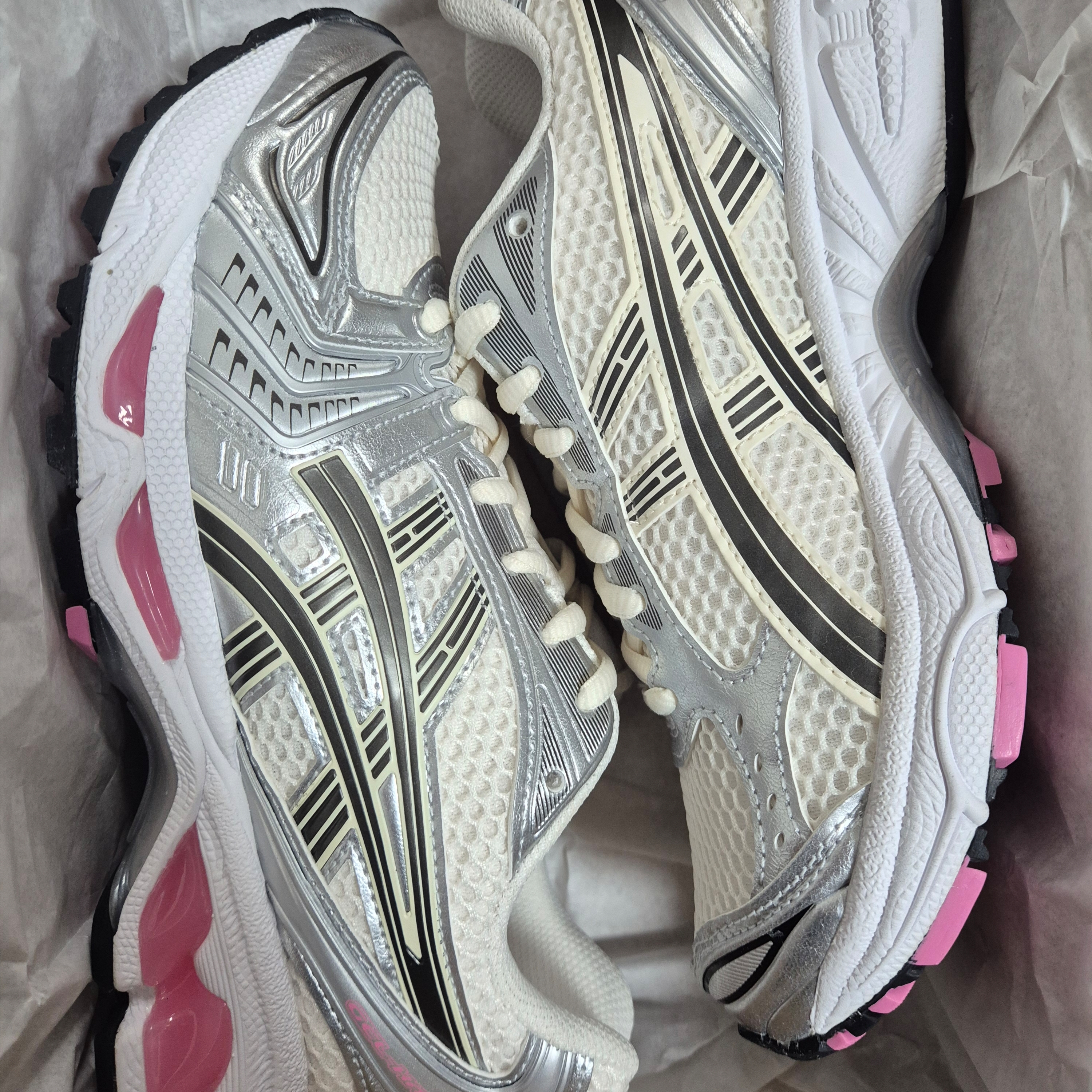 Asics Gel-Kayano 14 Cream Sweet Pink 착용 스타일