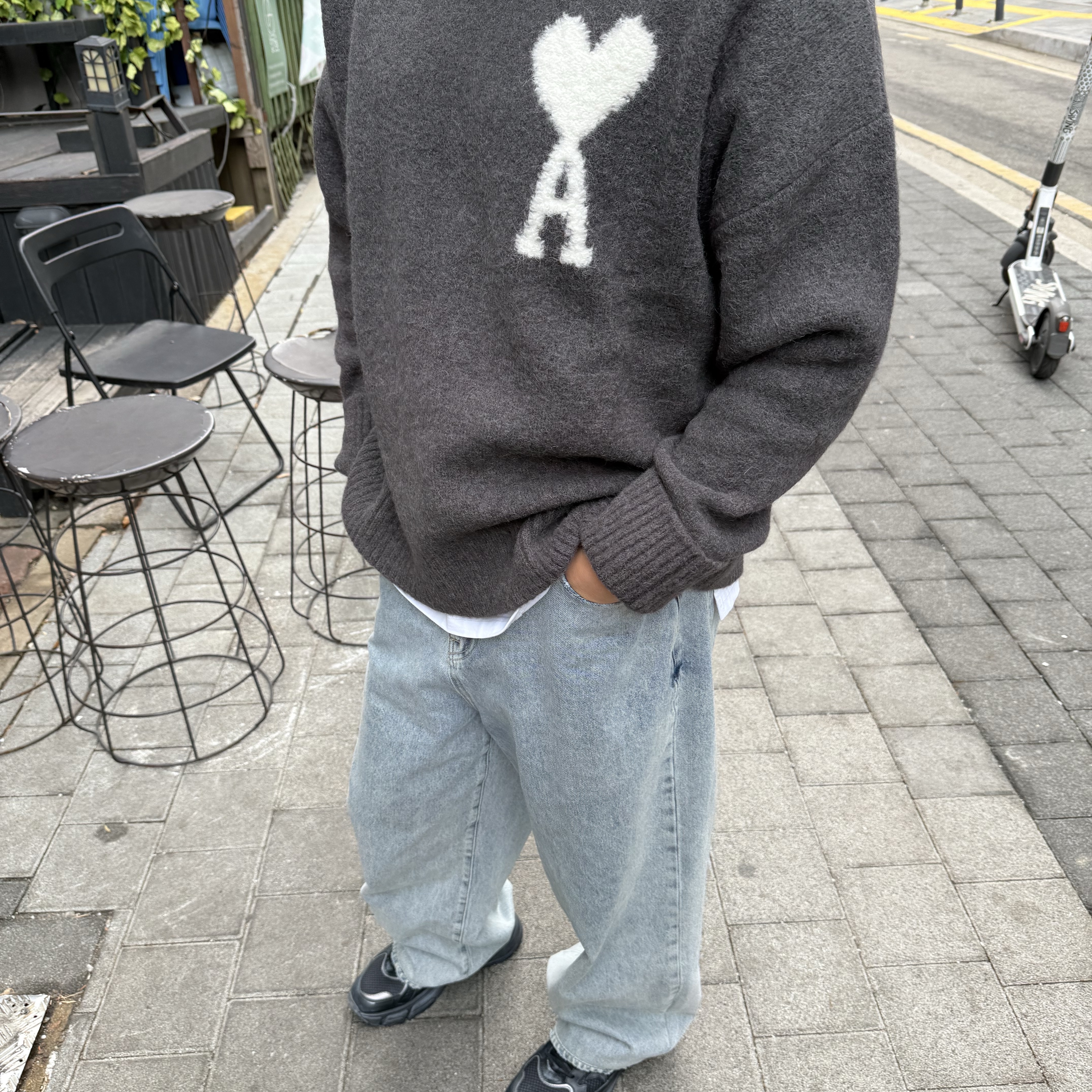 AMI de Coeur Cloudy Wool Sweater Dark Grey 착용 스타일