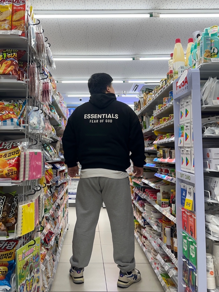 Essentials Fleece Hoodie Black - 24FW, New Balance 990v3 Made in USA White Blue 착용 스타일