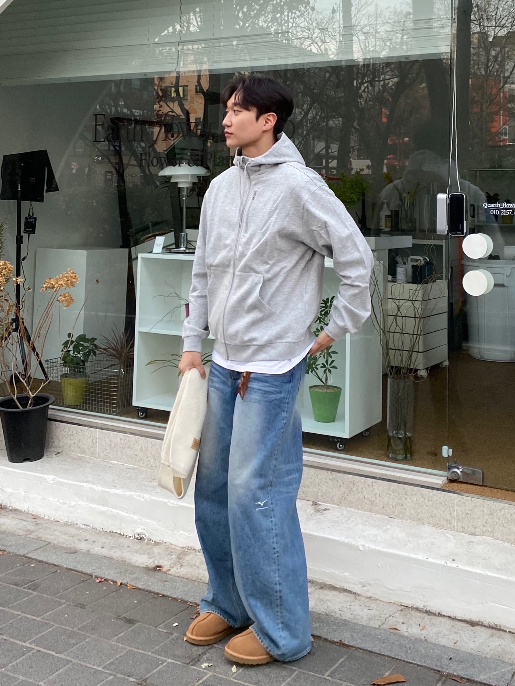 UGG Tasman Slipper Chestnut, STU X MIZUNO Stu Logo Embroidery Denim Pants Mid Blue 착용 스타일 - 1