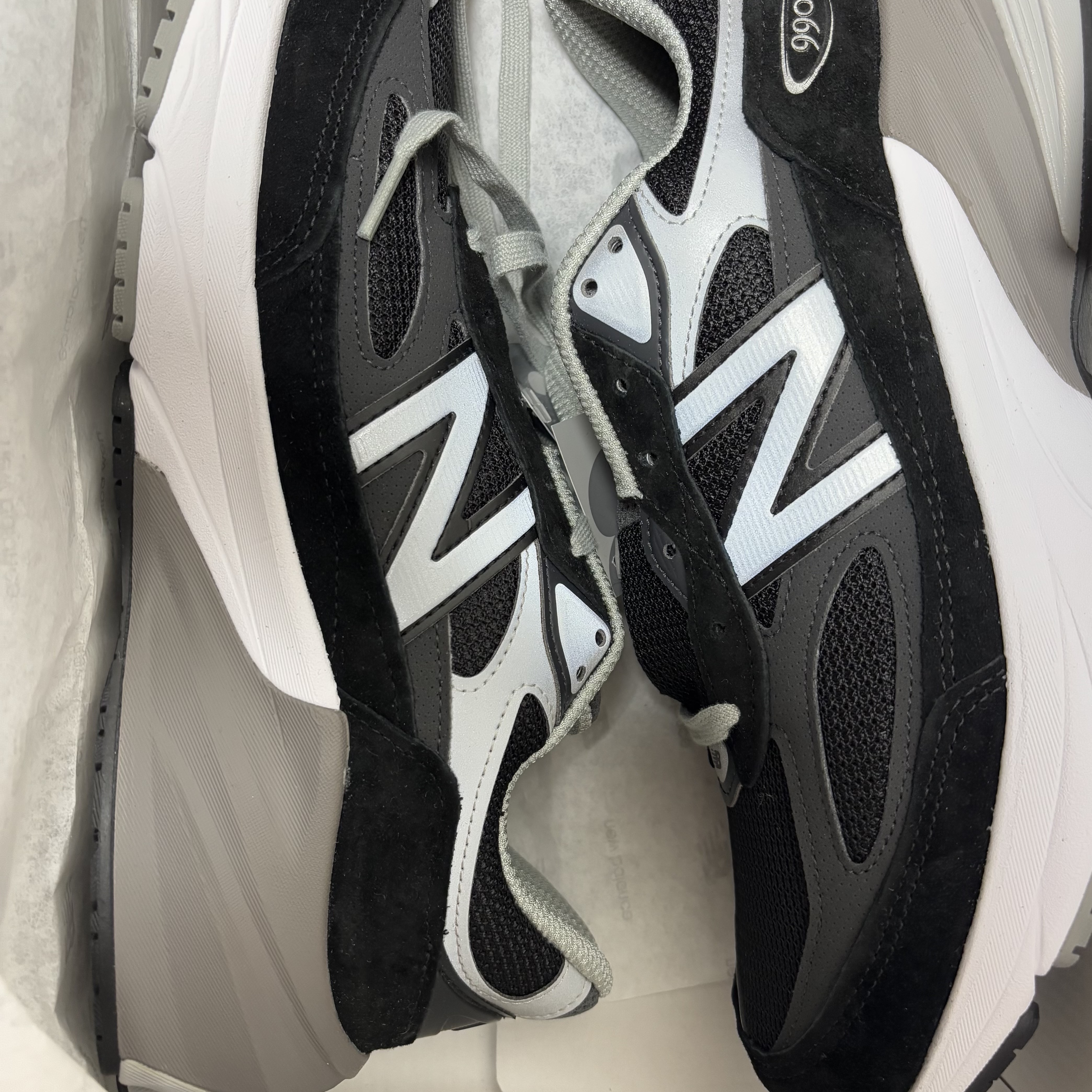 New Balance 990v6 Made in USA Black White 착용 스타일