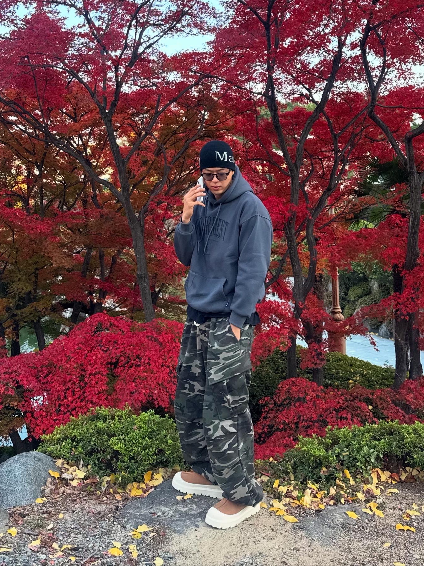 UGG Tasman Weather Hybrid Chestnut Whitecap, Matin Kim Logo Jacquard Short Beanie Black 착용 스타일 - 3