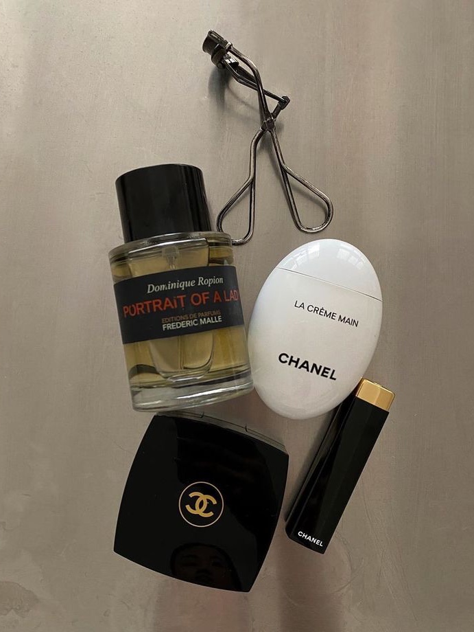 Chanel Le Lift La Creme Main Hand Cream 50ml, Jo Malone English Pear & Freesia Body Creme 50ml 착용 스타일 - 3