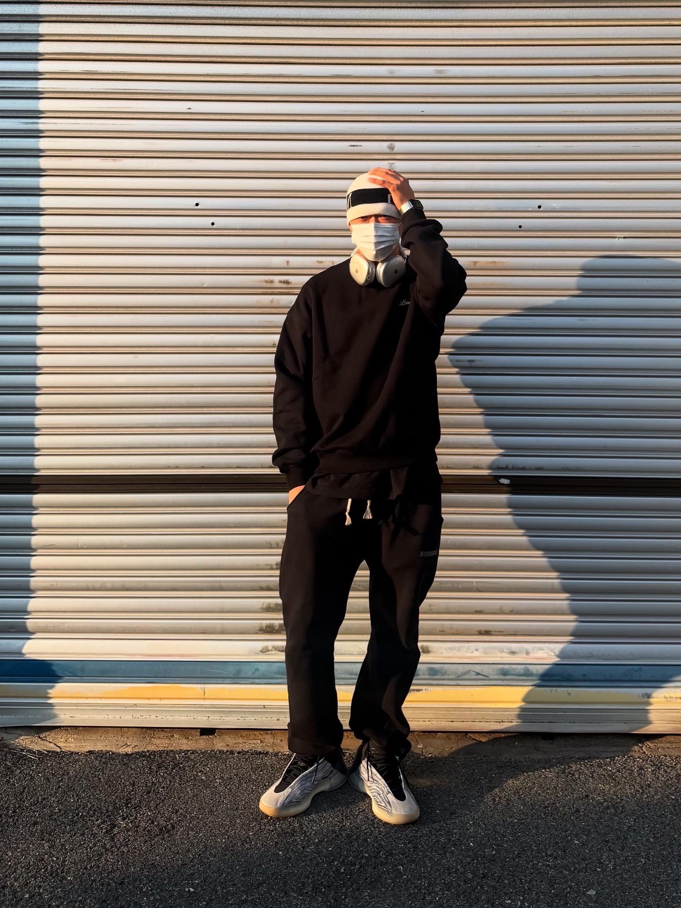 Adidas Yeezy QNTM Lifestyle, Matin Kim Logo Jacquard Short Beanie White 착용 스타일 - 3