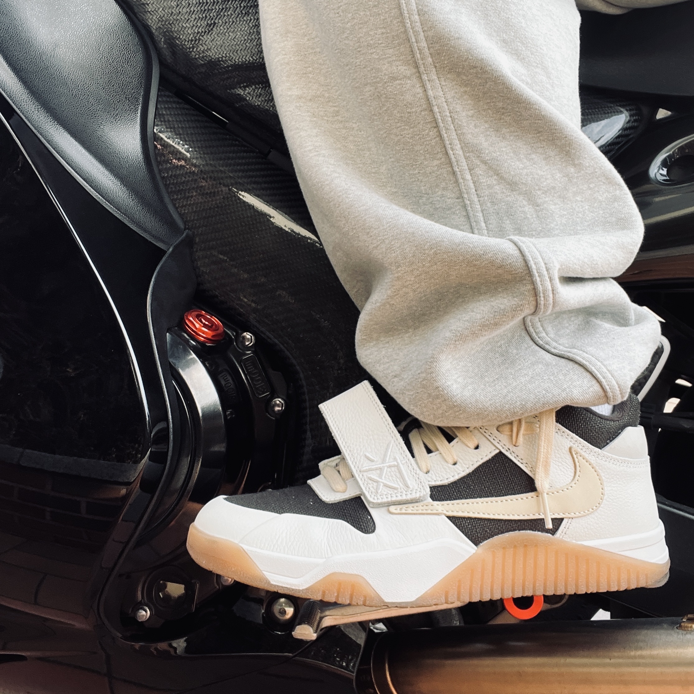 Jordan x Travis Scott Jumpman Jack TR Sail and Dark Mocha 착용 스타일 - 1