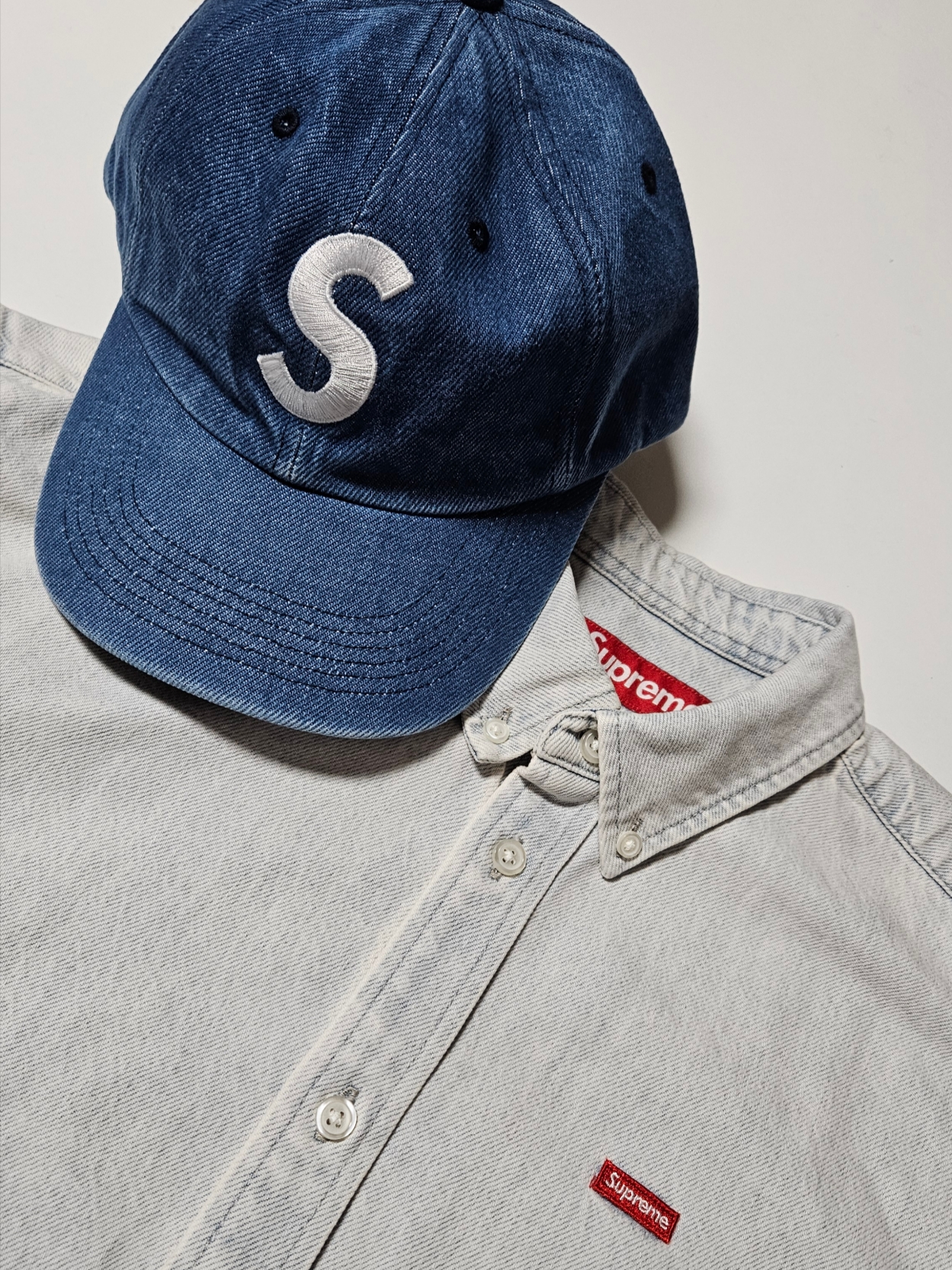 Supreme Small Box Shirt Washed Denim - 24FW, Supreme Pigment S Logo 6-Panel Denim - 24FW 착용 스타일
