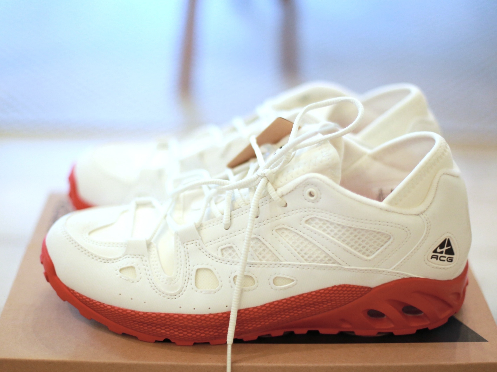 Nike ACG Air Exploraid Summit White University Red 착용 스타일 - 1