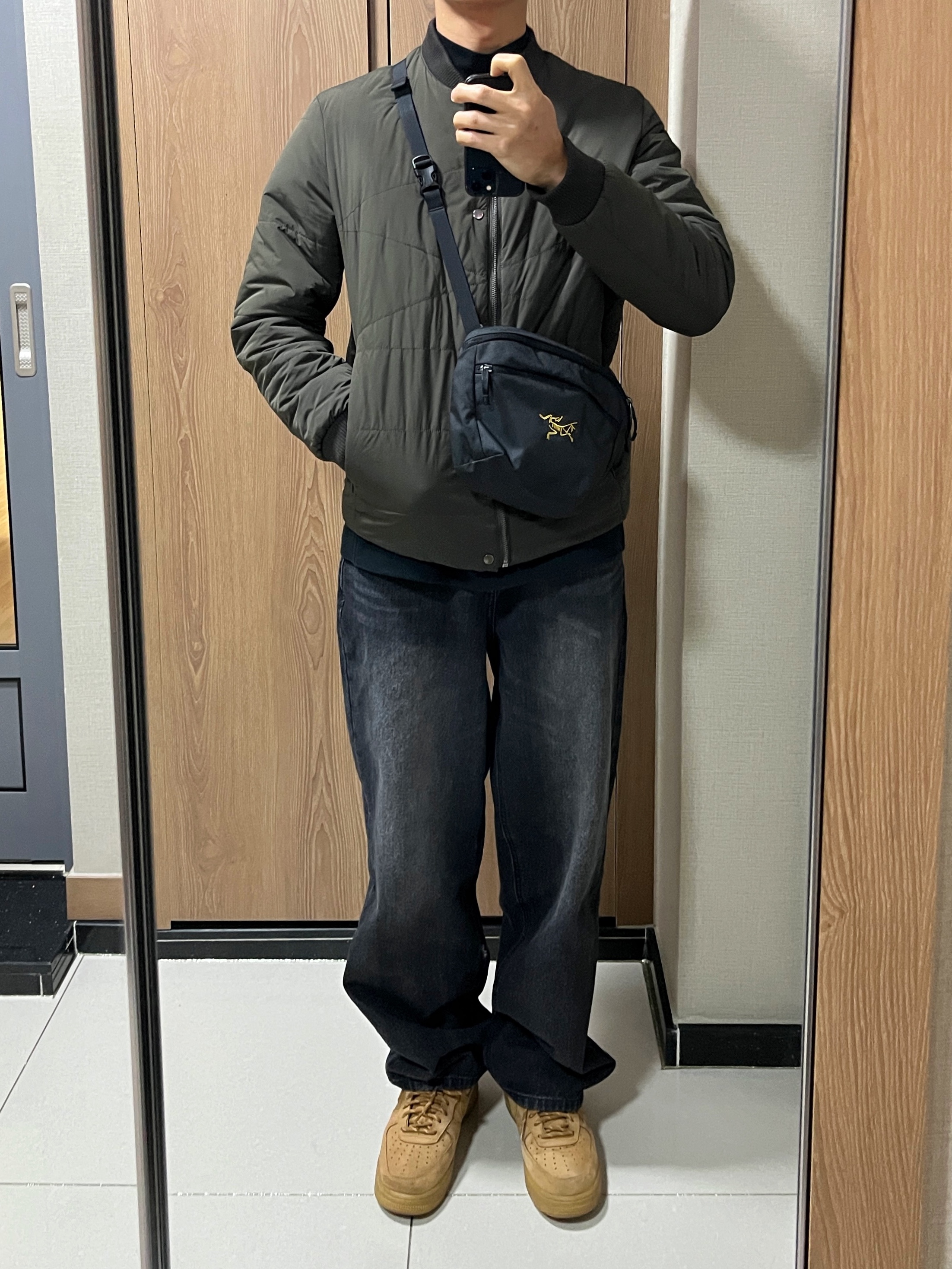Arc'teryx Mantis 2 Waistpack 24K Black, Nike Air Force 1 '07 WB Flax 착용 스타일