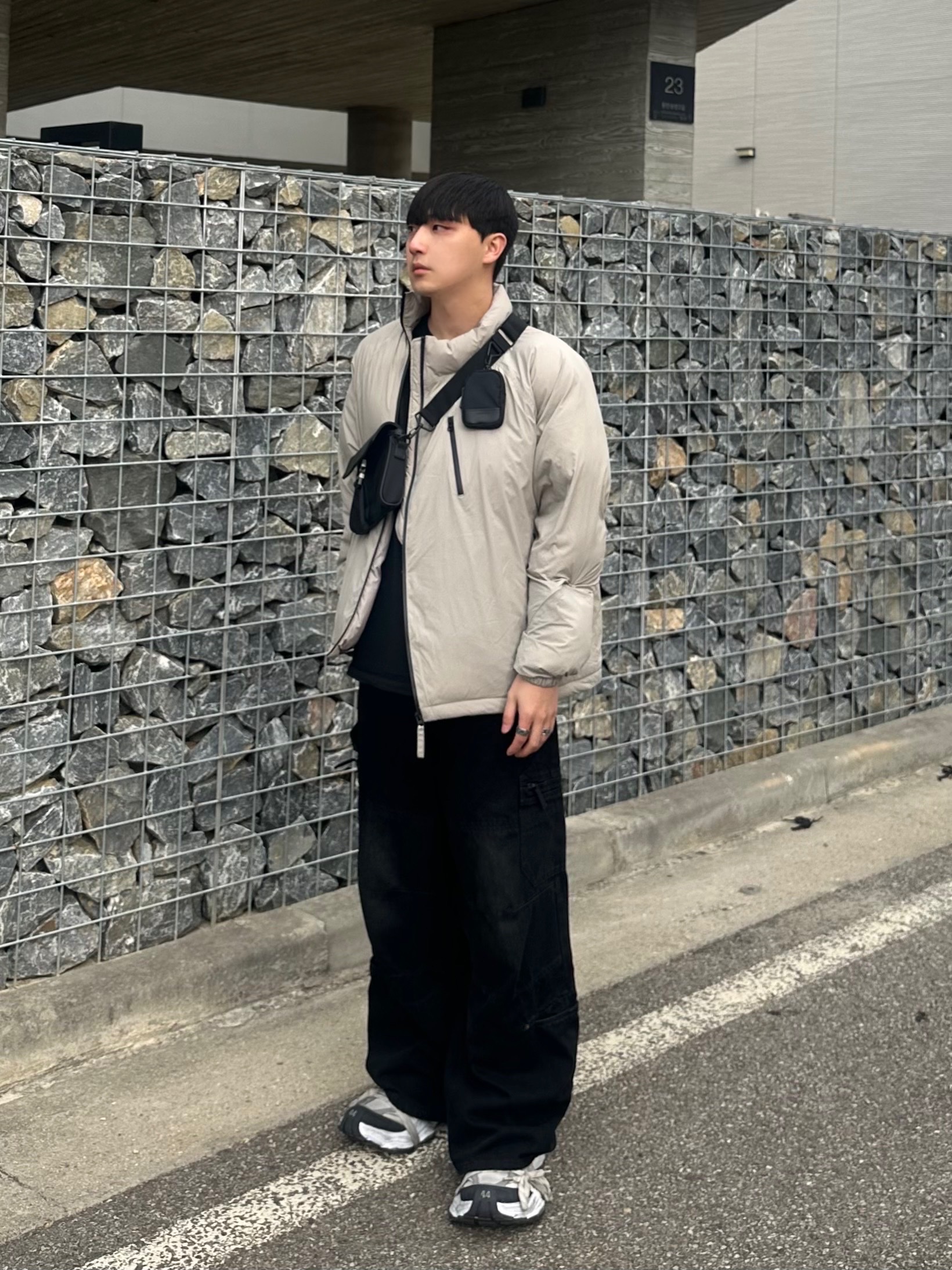 Balenciaga Cargo Sneakers White Grey 착용 스타일