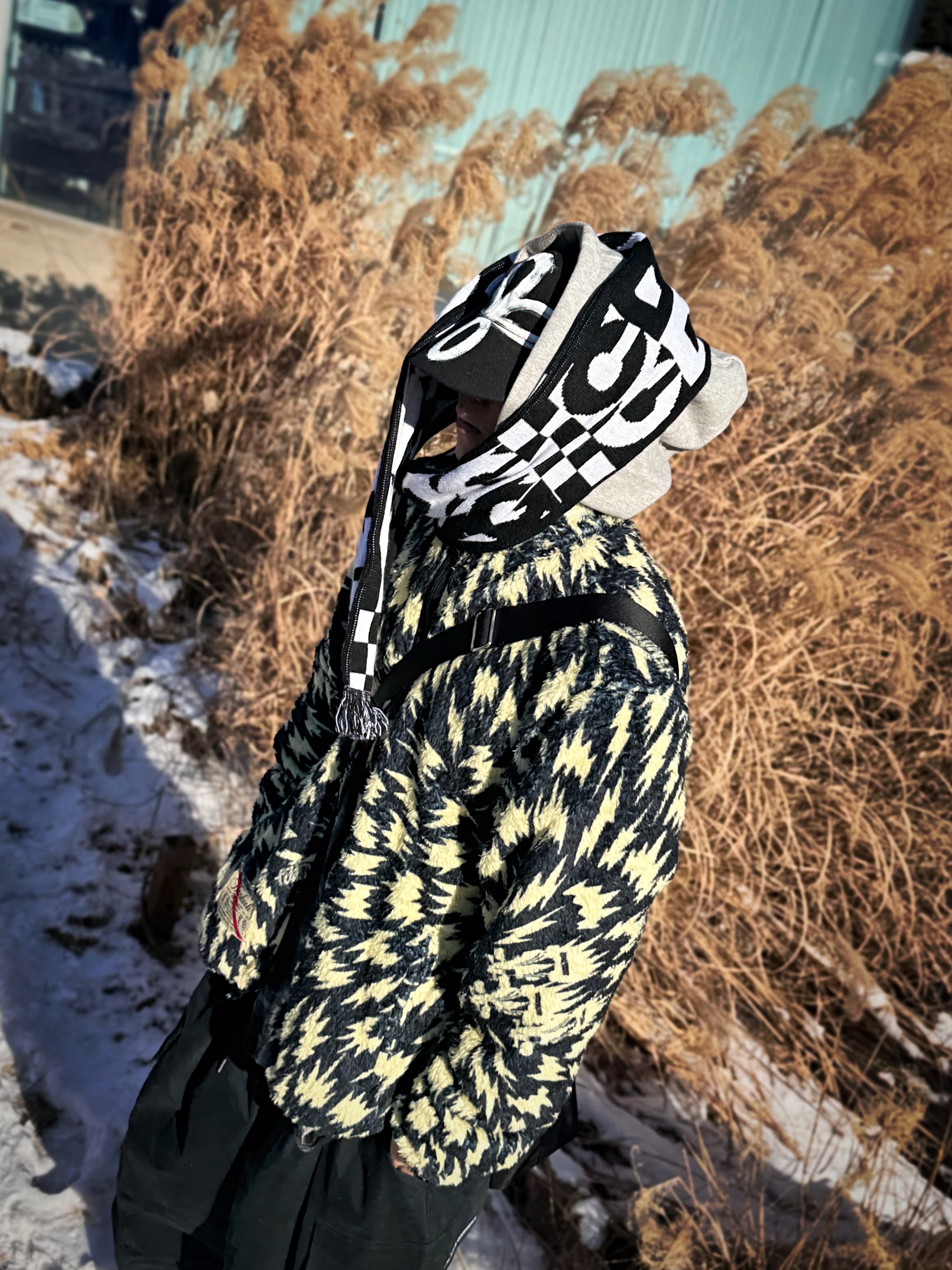 CDG Logo Check Muffler White Black 착용 스타일 - 3