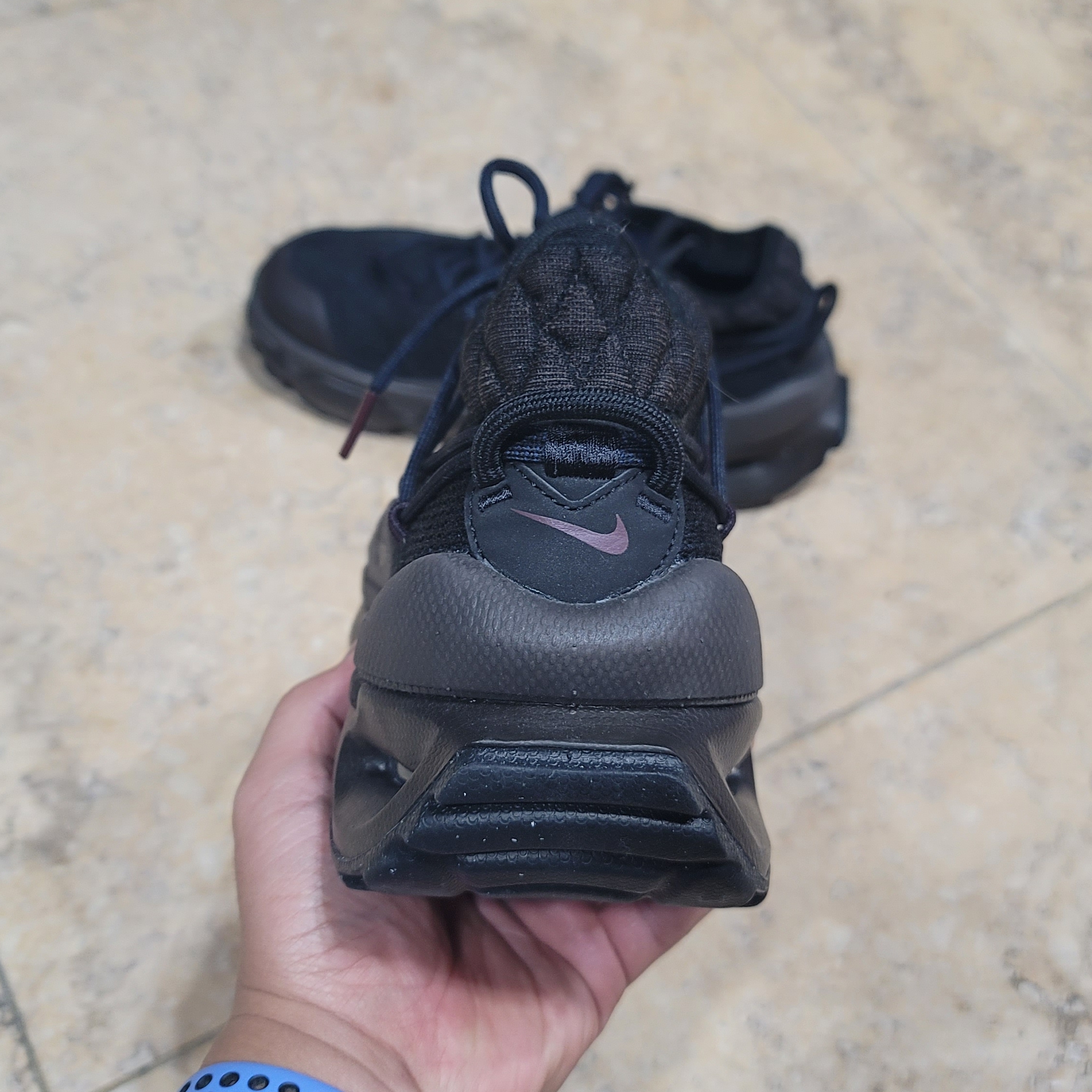 (W) Nike Air Max Flyknit Venture Black Velvet Brown 착용 스타일 - 3