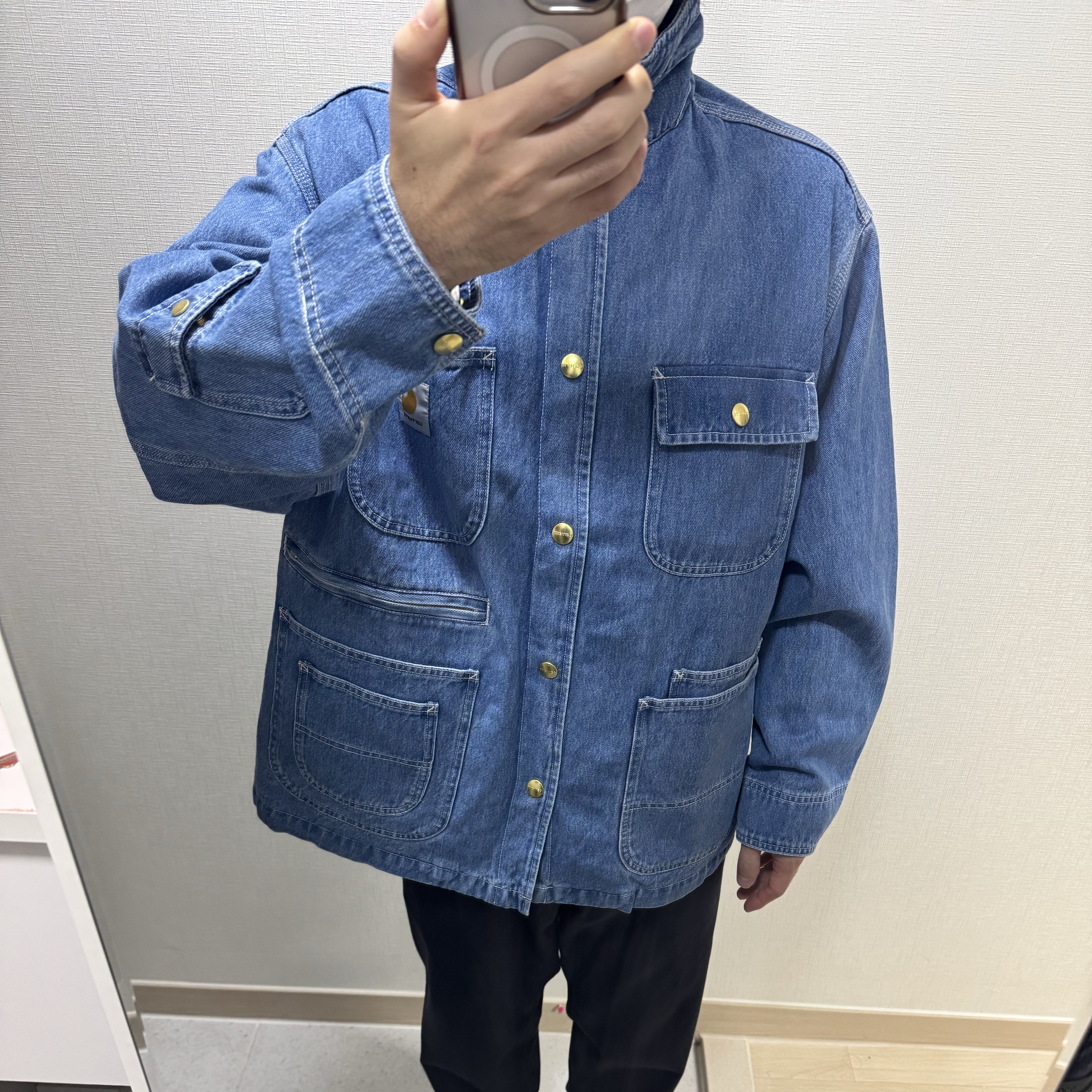 Carhartt WIP x Invincible Denim Chore Coat Max Stone Washed Blue 착용 스타일 - 1