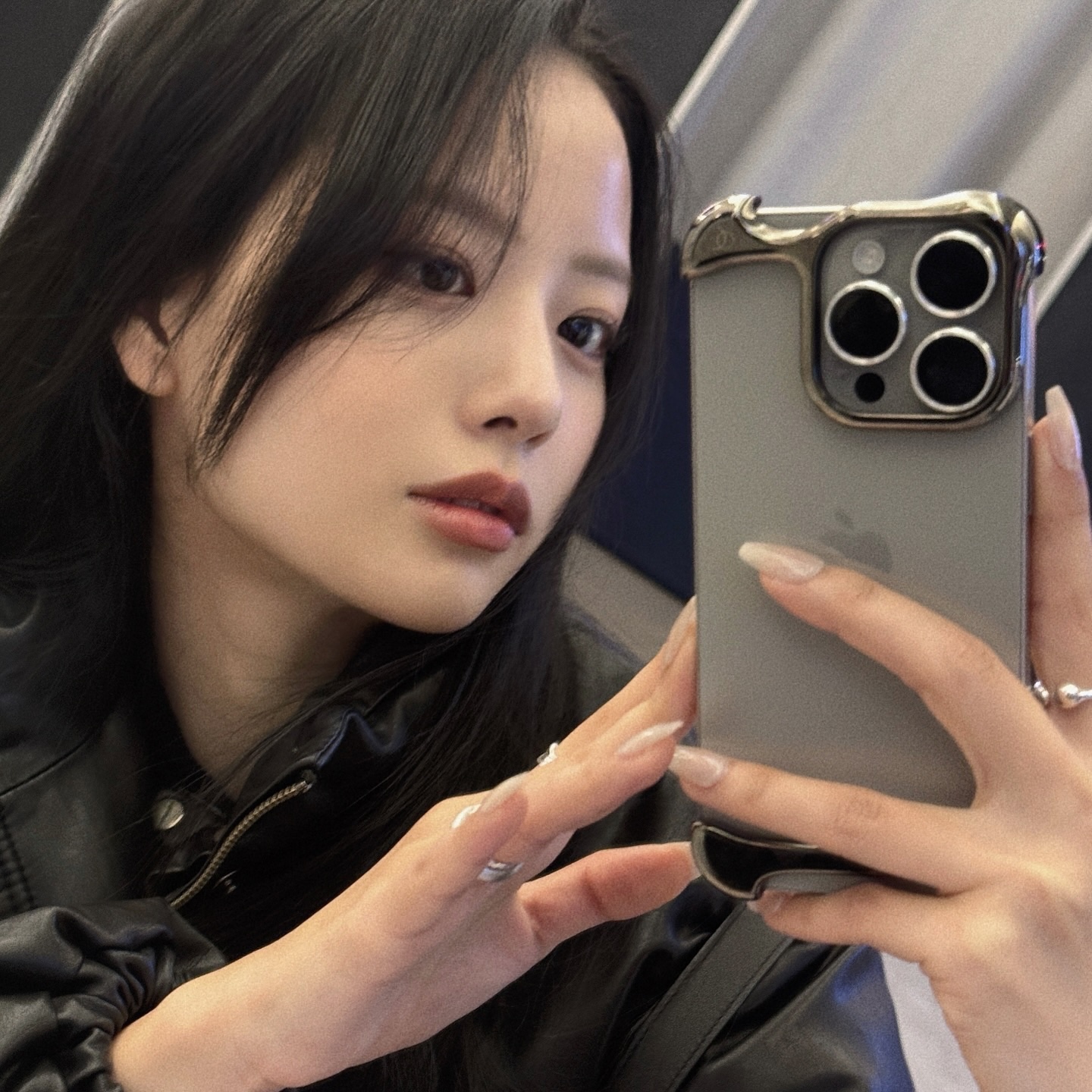 Arc Pulse iPhone 16 Pro Graphite 착용 스타일