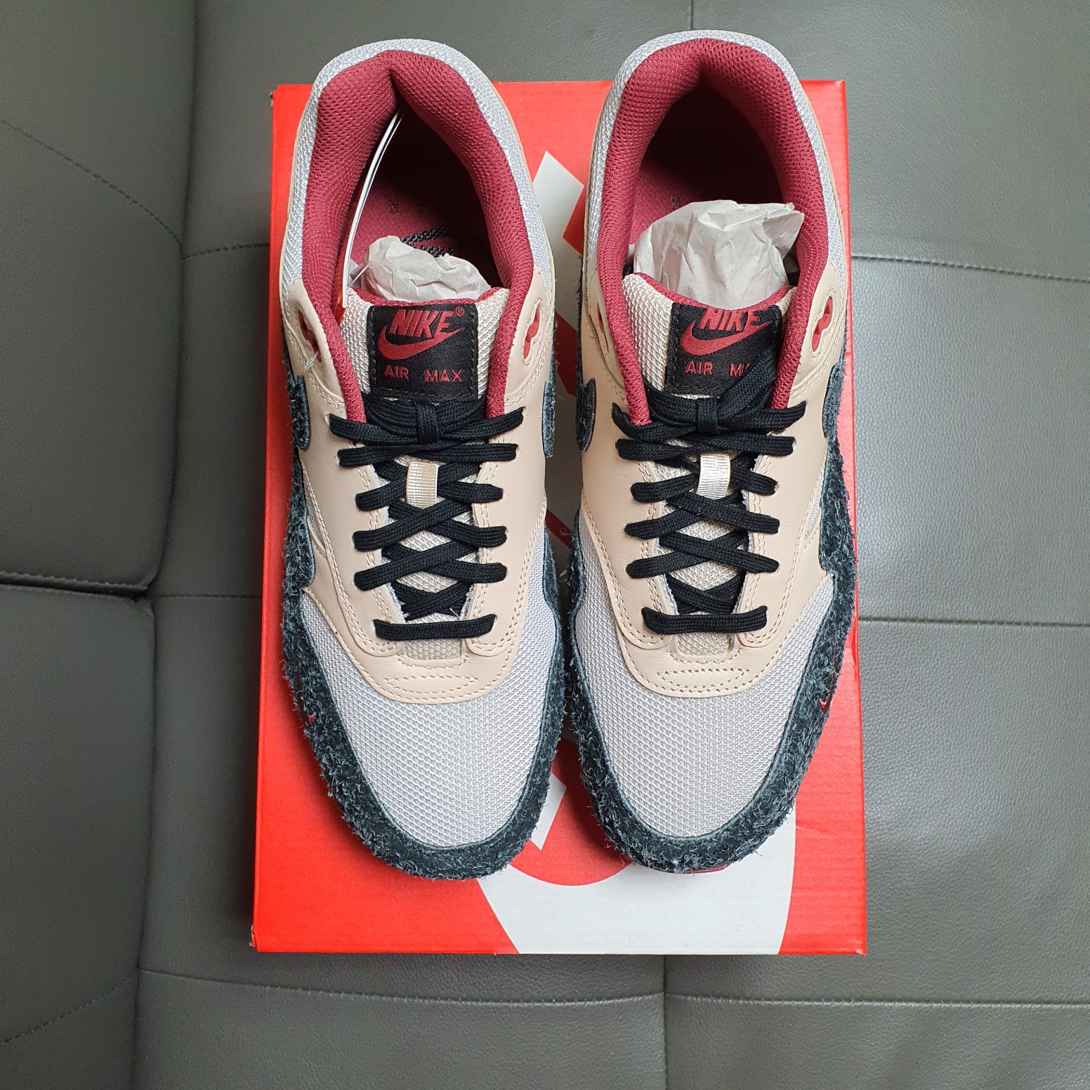 Nike Air Max 1 PRM Vast Grey and Pearl White 착용 스타일