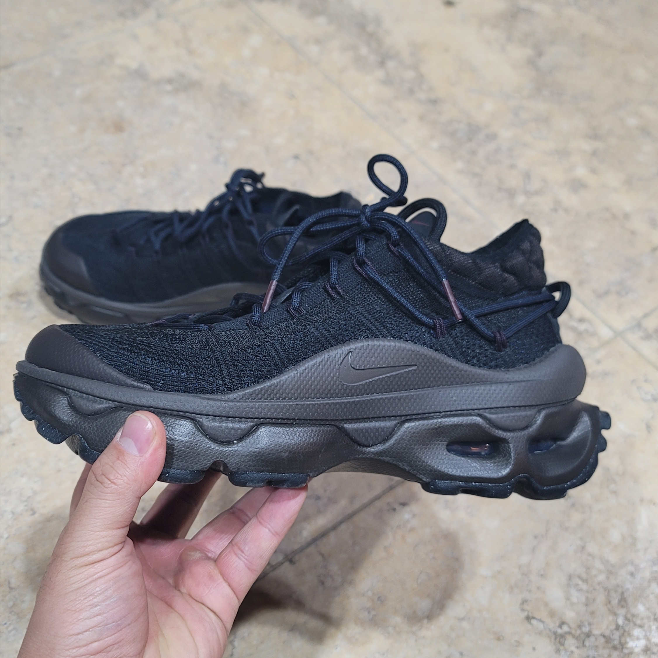 (W) Nike Air Max Flyknit Venture Black Velvet Brown 착용 스타일 - 2