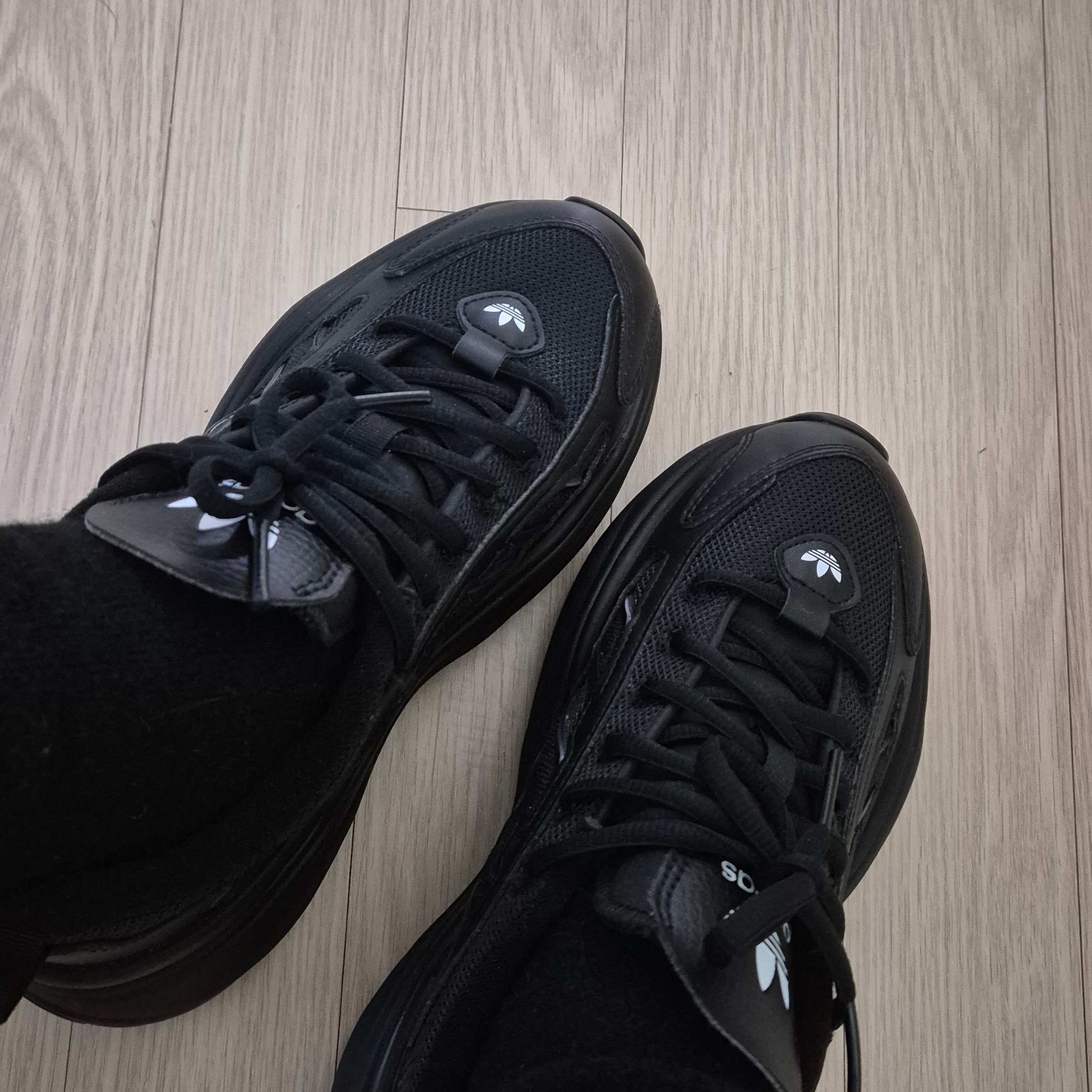(W) Adidas Ozgaia Core Black 착용 스타일 - 2