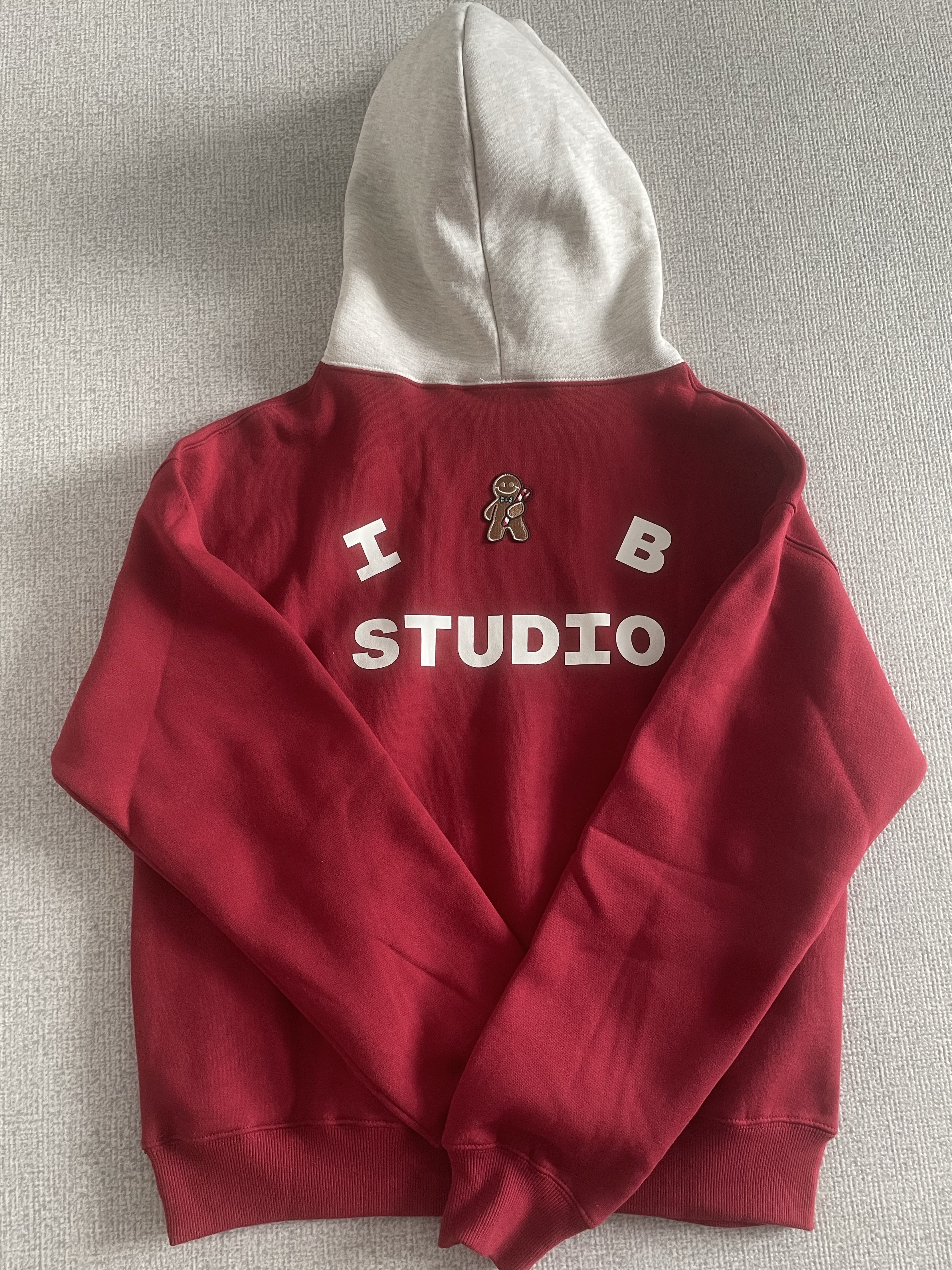 IAB Studio 24 Christmas Hoodie Burgundy Oatmeal 착용 스타일