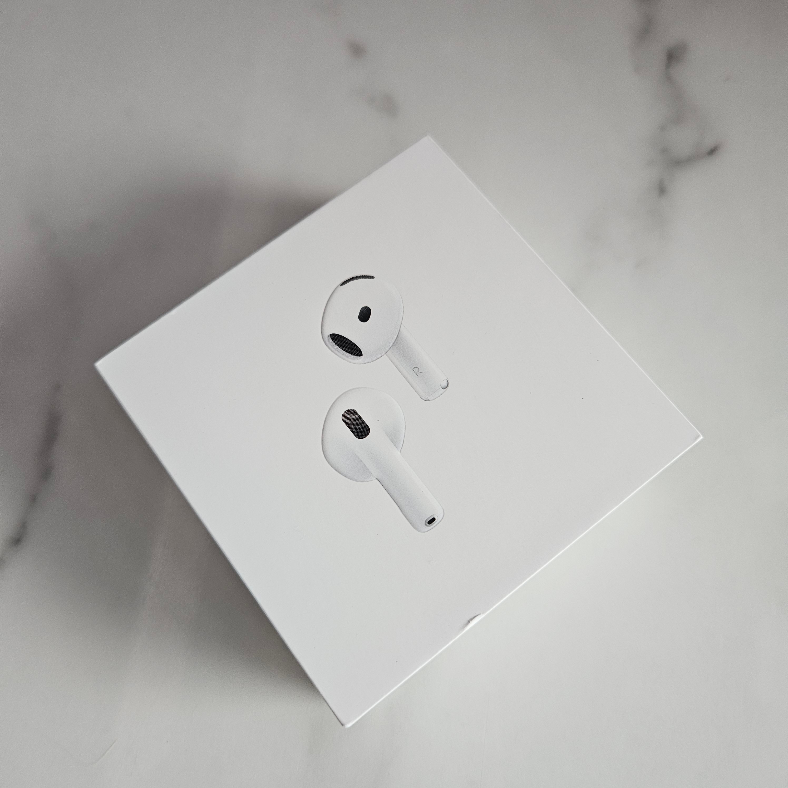 Apple AirPods 4th Gen with Active Noise Cancellation (Korean Ver.) 착용 스타일